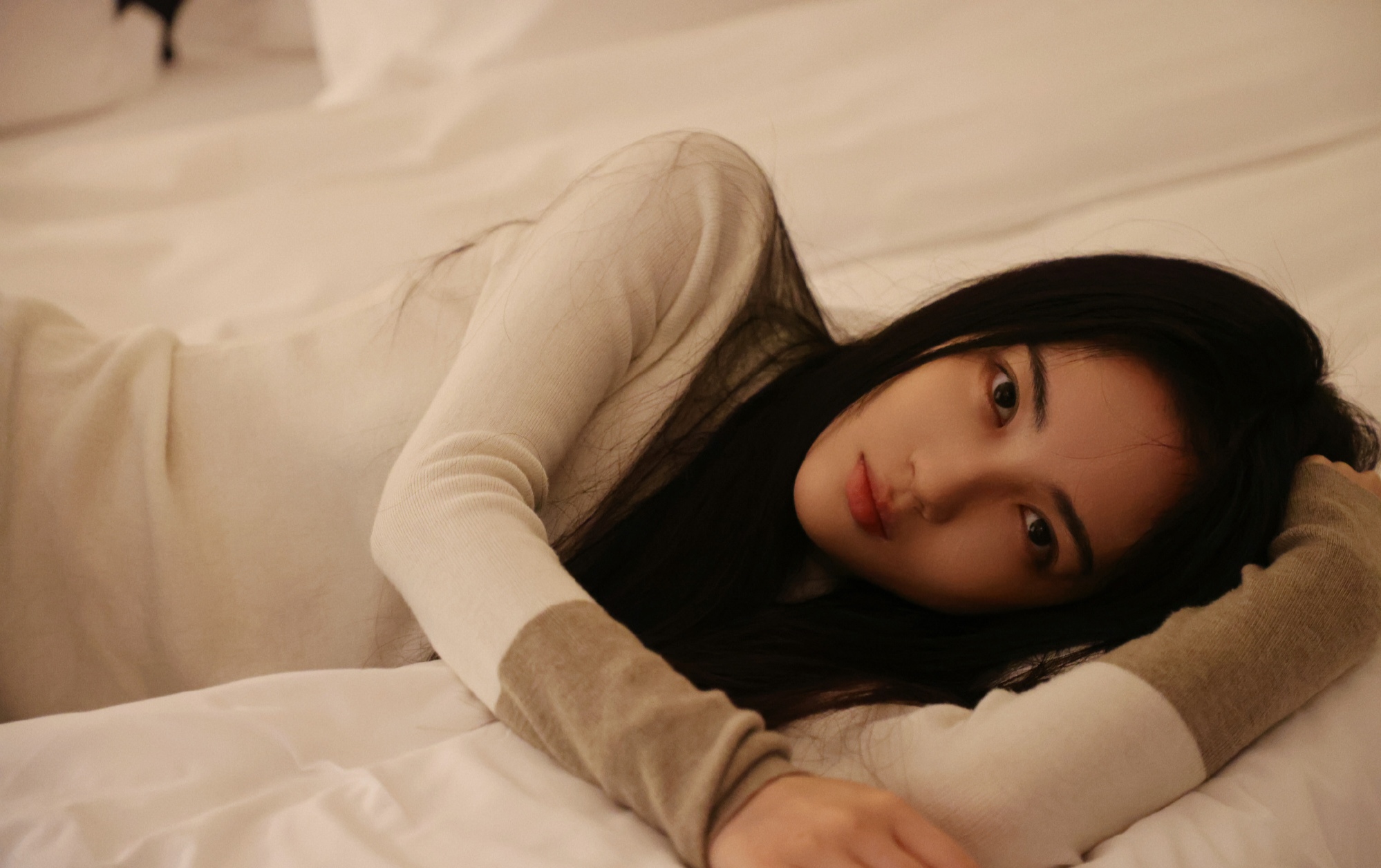 赵嘉敏儿赖在床上拍写真插图1