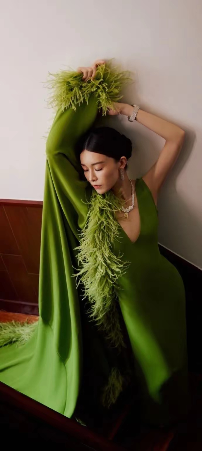 文咏珊绿色长裙写真壁纸插图10