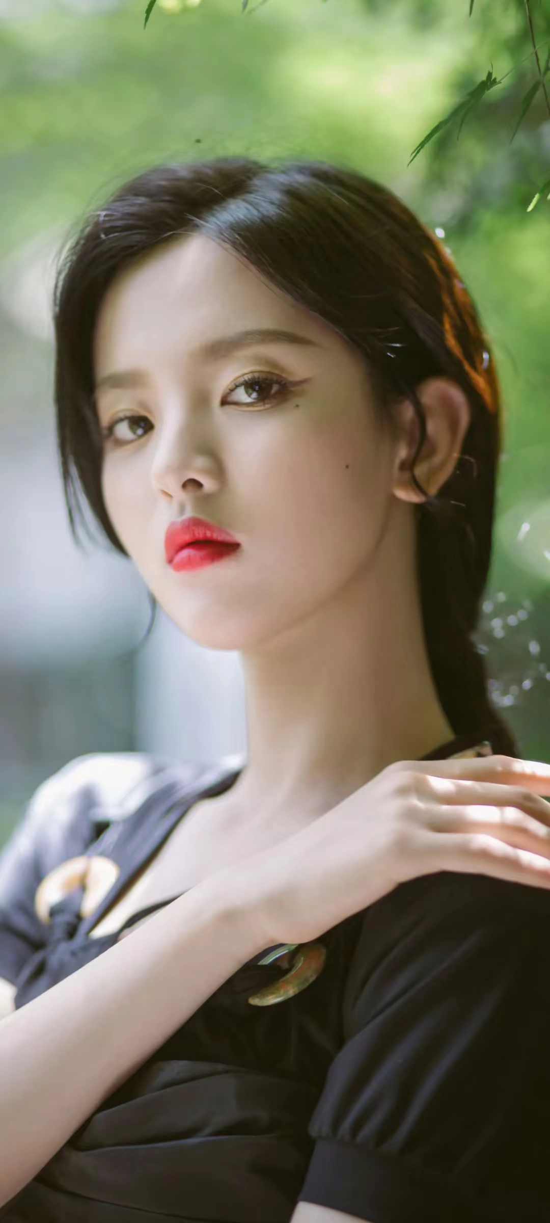 杨超越冷艳写真壁纸插图