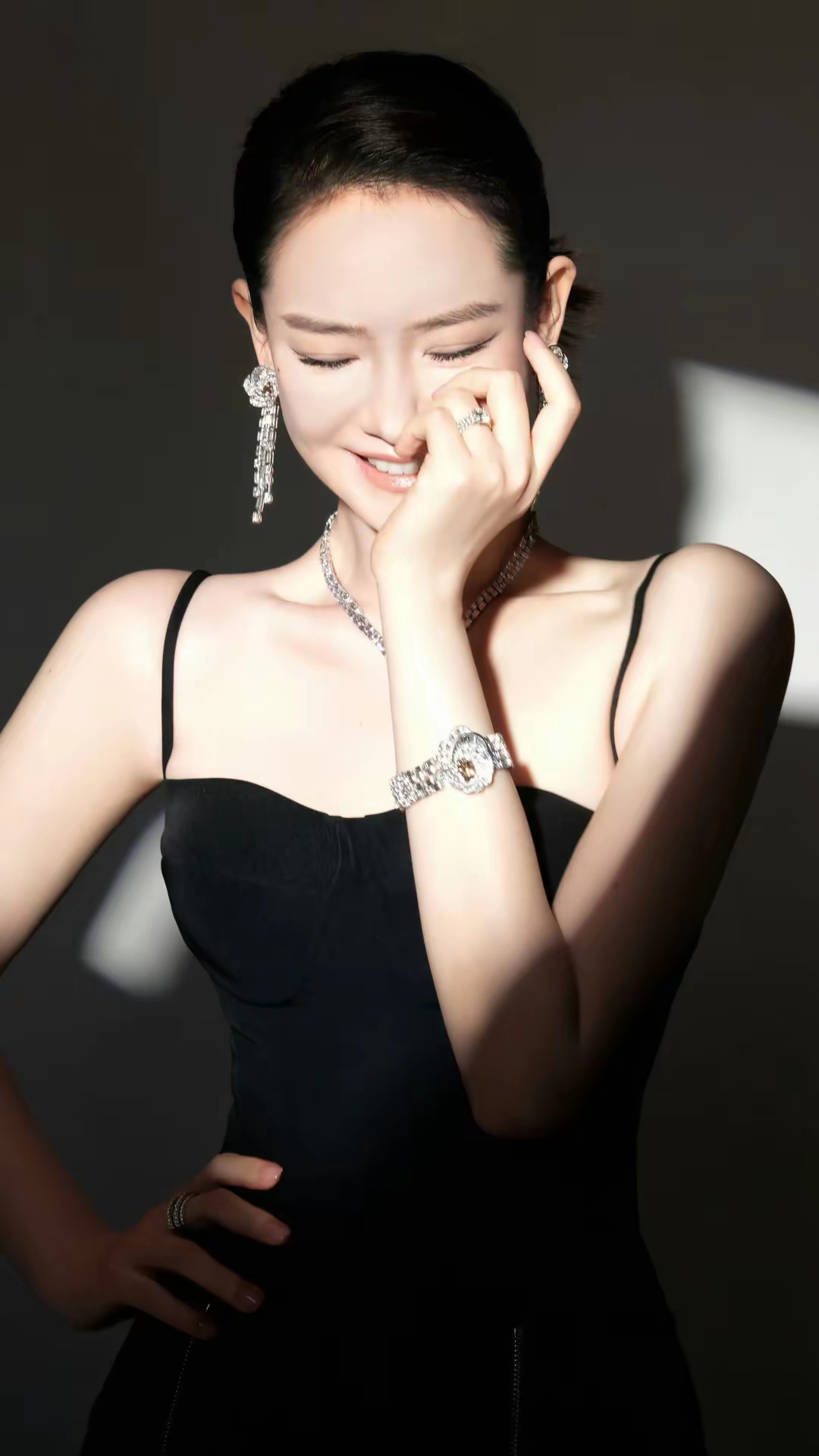 戚薇优雅写真壁纸插图1