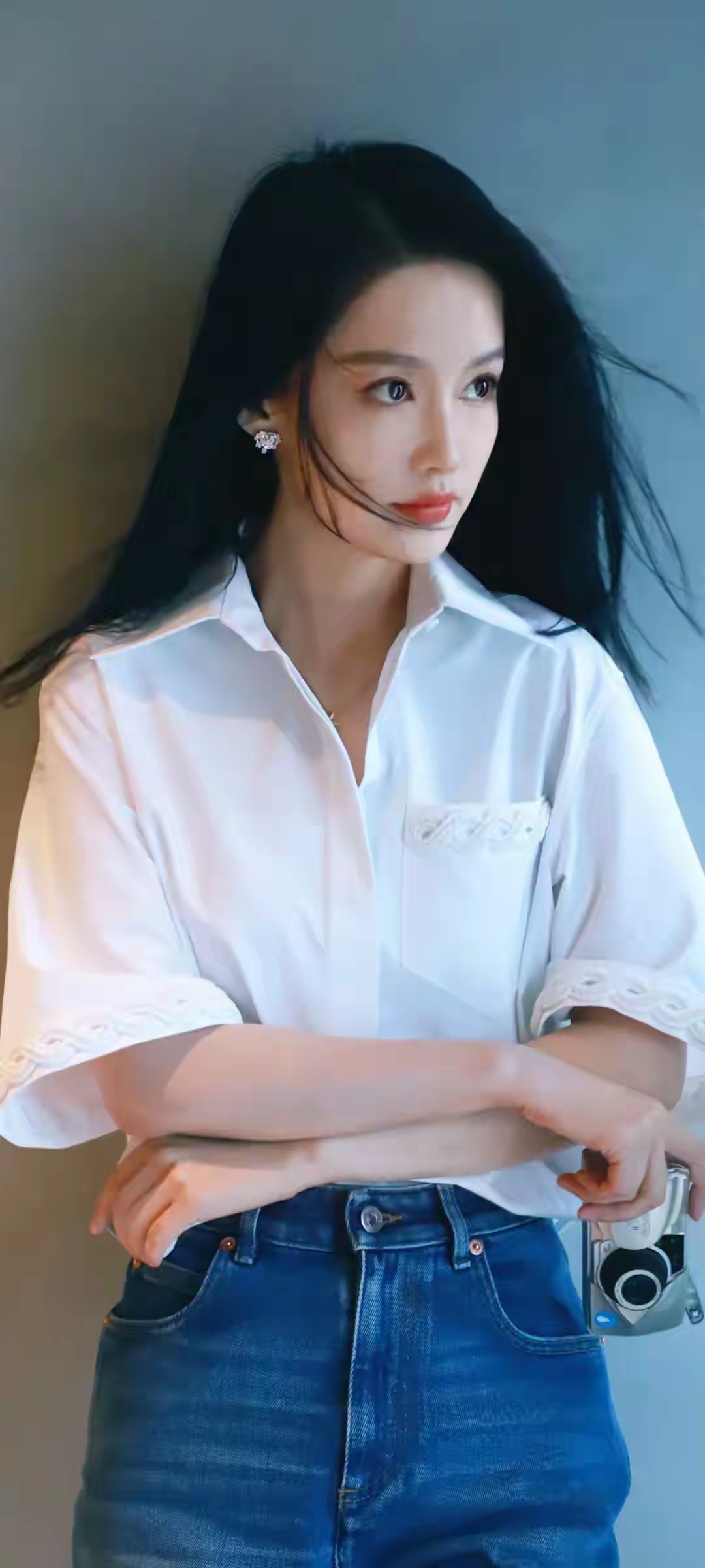 李沁白衬衣牛仔短裤写真插图2