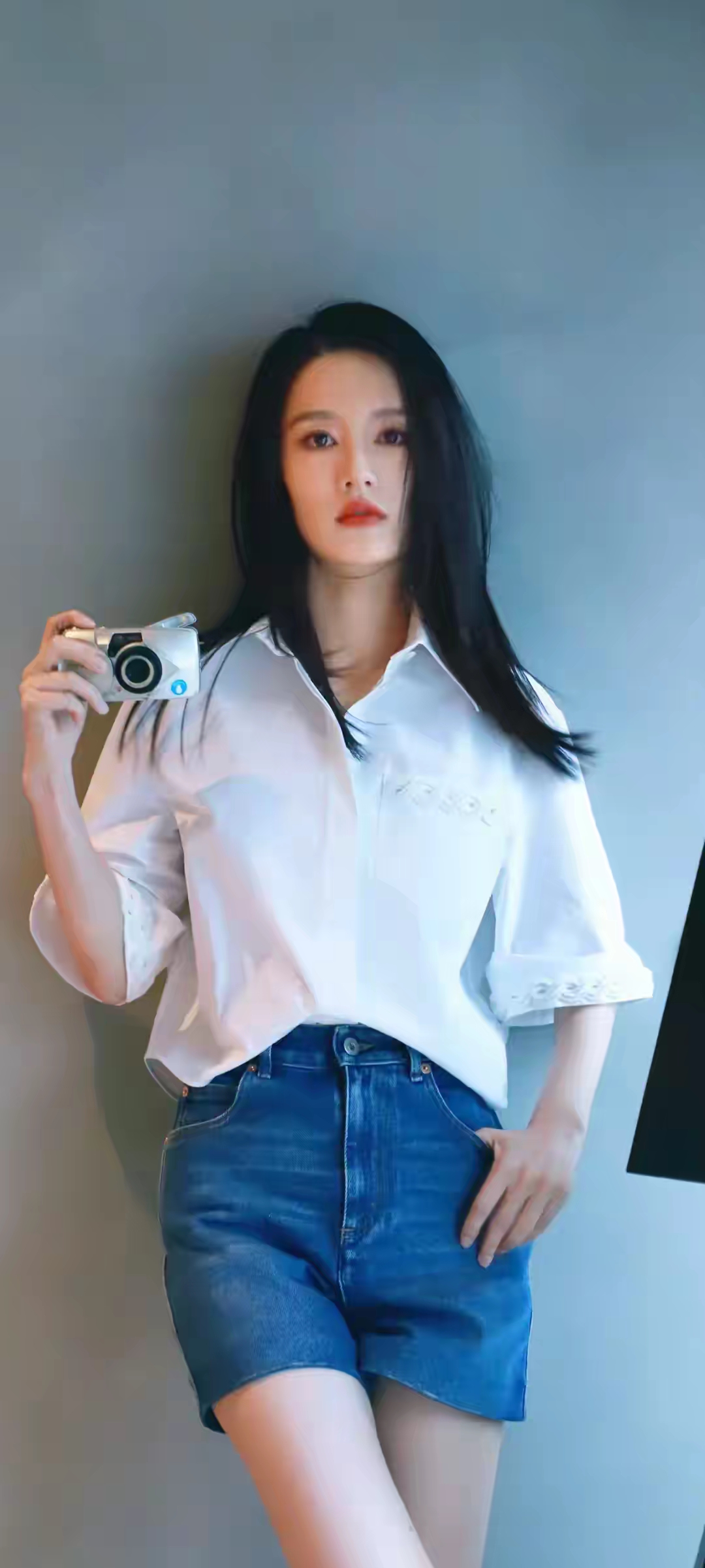 李沁白衬衣牛仔短裤写真插图