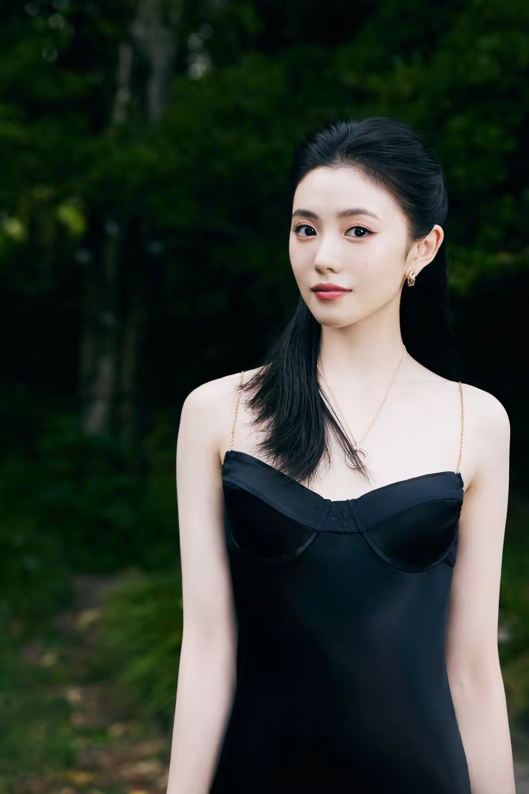 刘浩存黑色礼服写真插图5