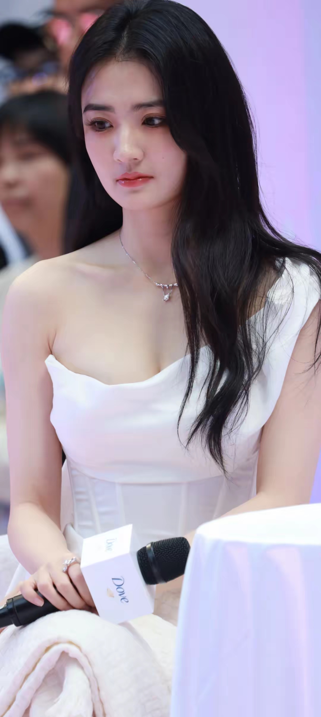徐璐白裙写真壁纸插图1