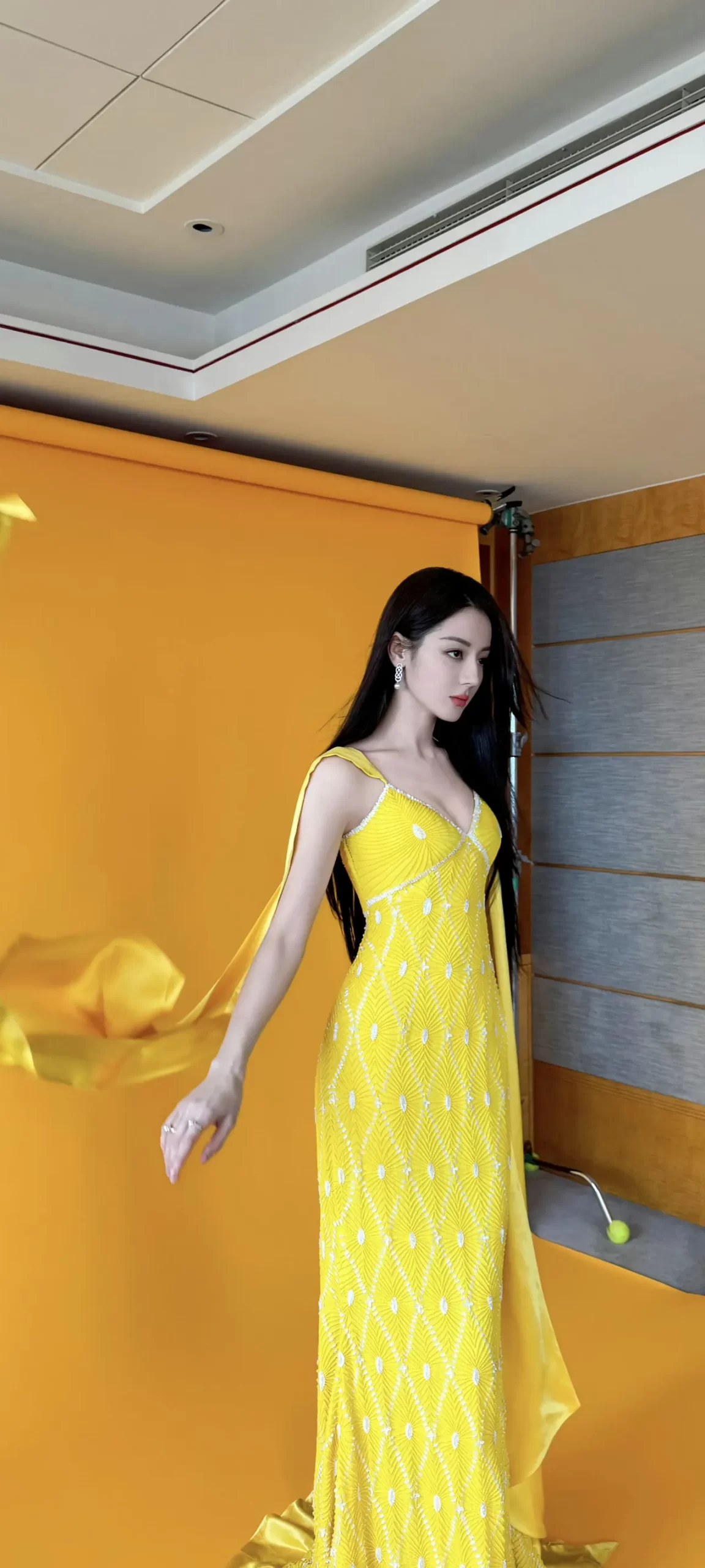 迪丽热巴黄色长裙写真插图15