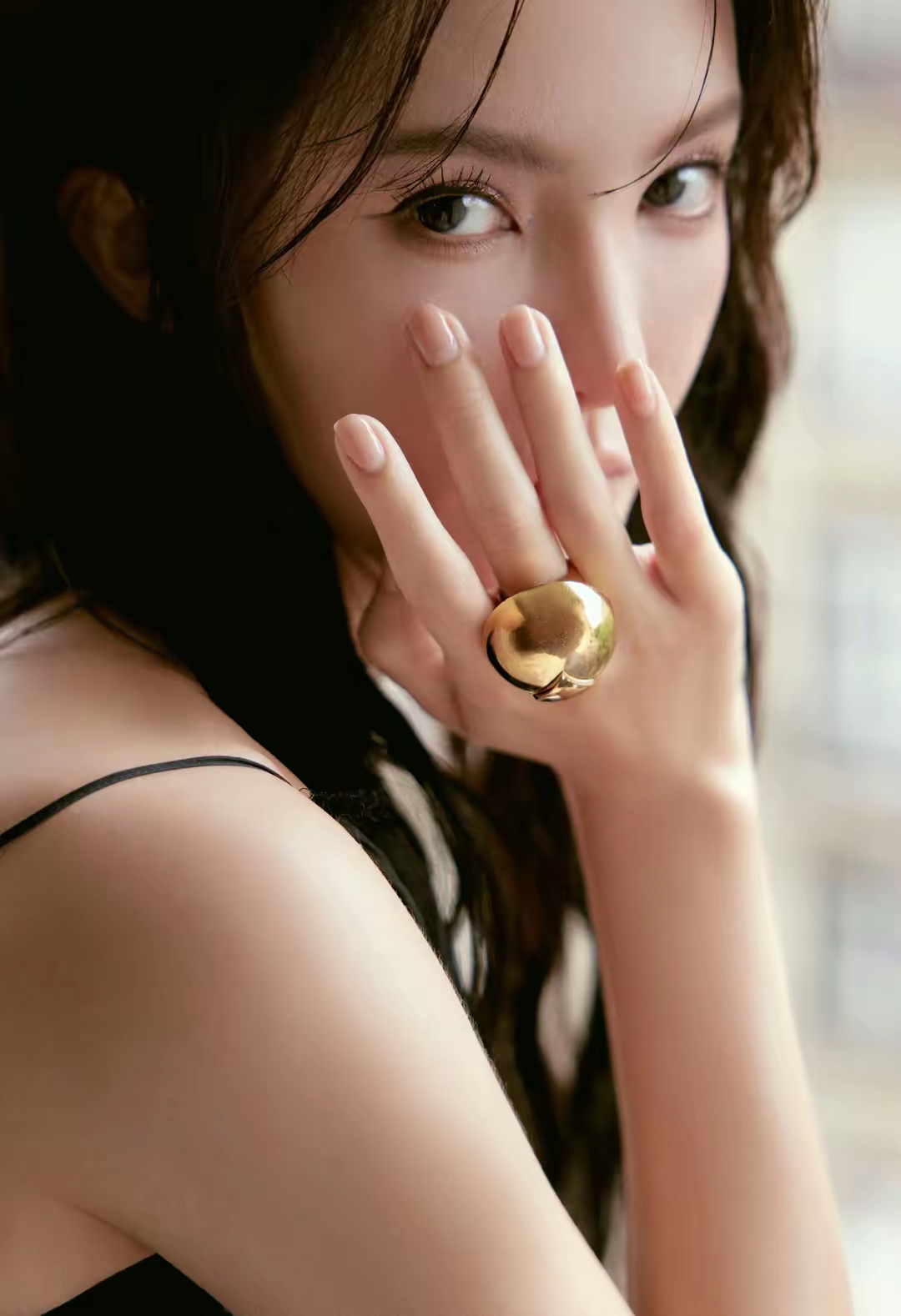 优雅迷人的金晨街头写真插图7