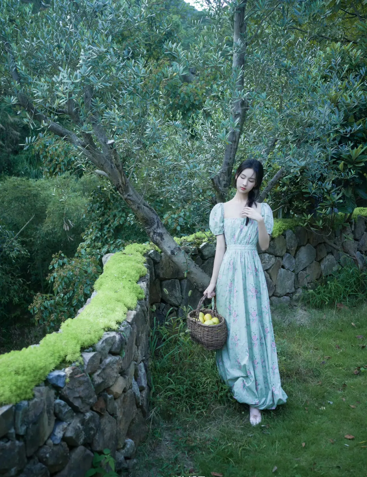 森林里的精灵陈都灵写真插图5