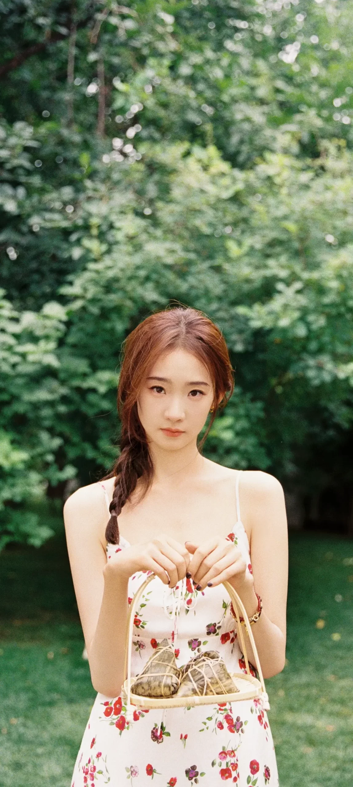 张艺凡碎花裙写真插图4