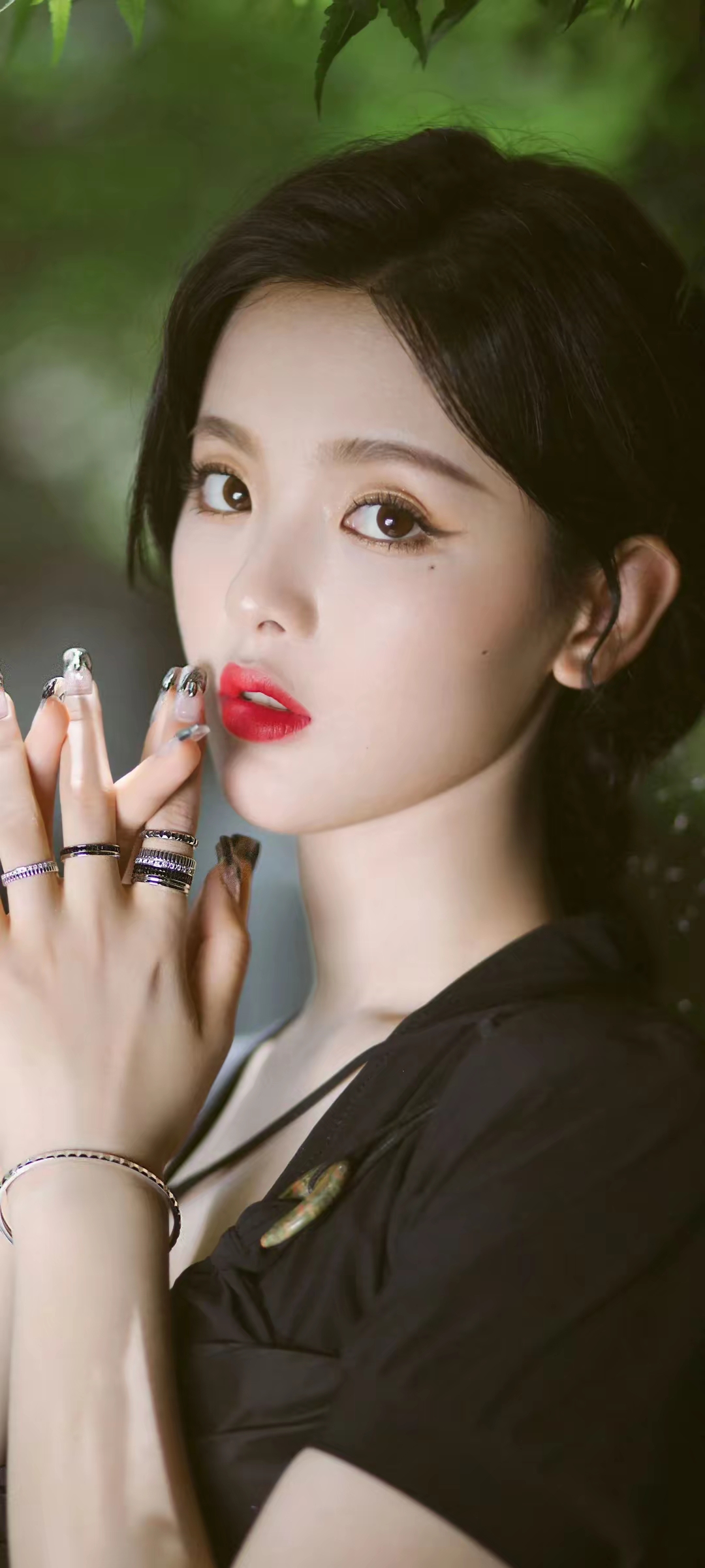 杨超越冷艳写真壁纸插图1