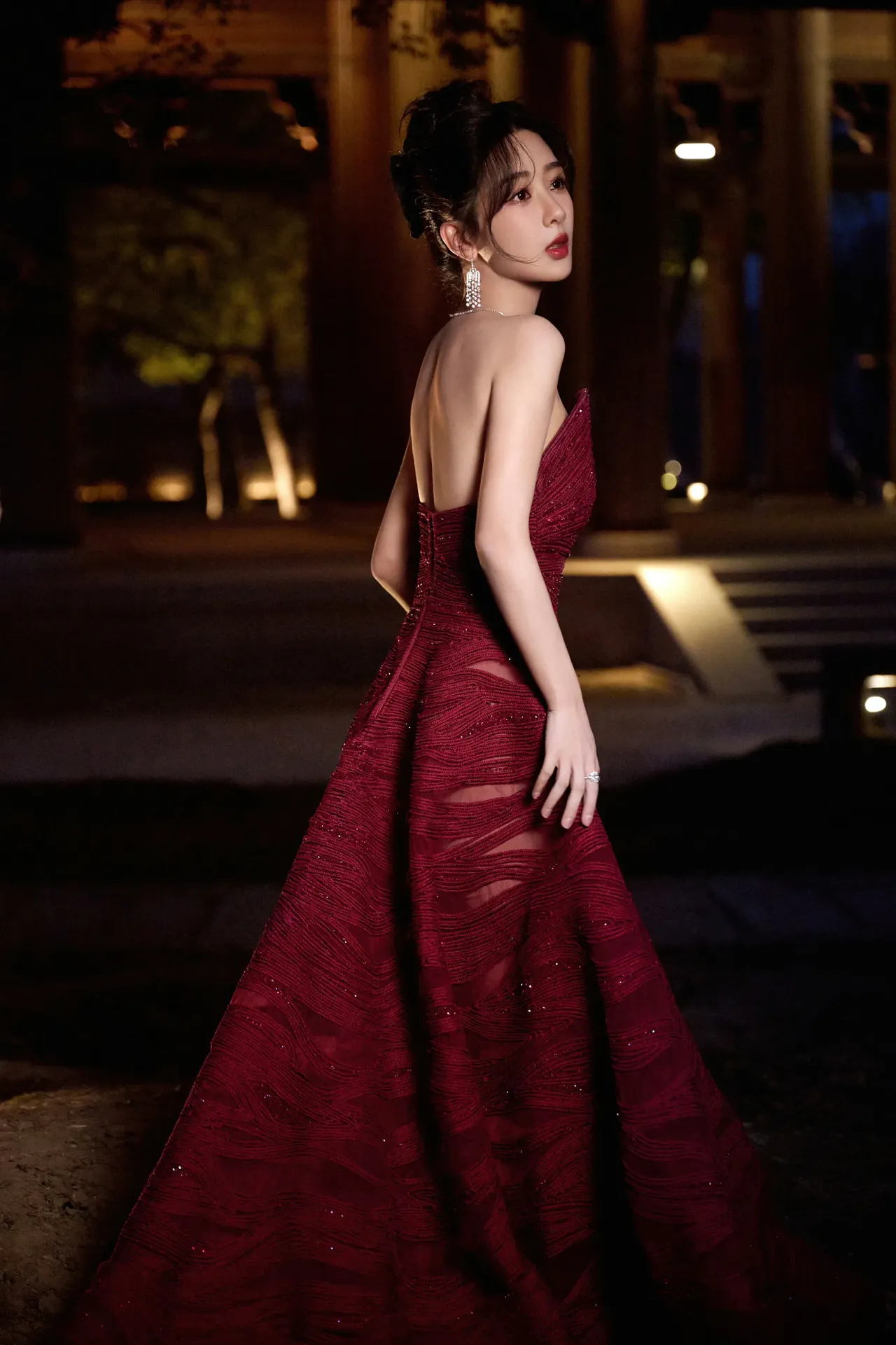 杨紫红裙写真插图10