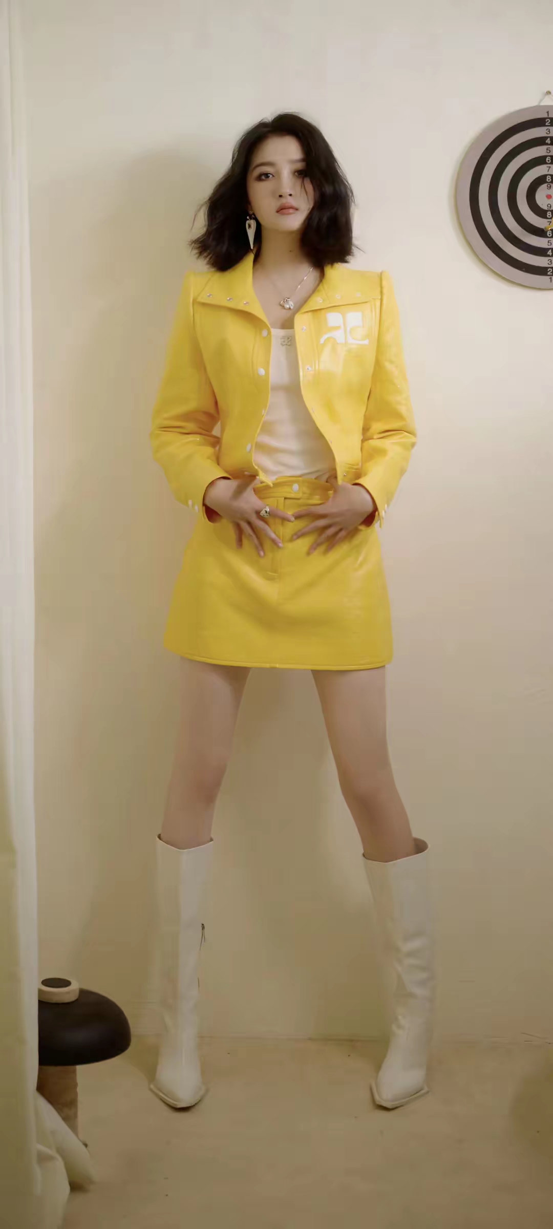 关晓彤黄色短裙写真插图4
