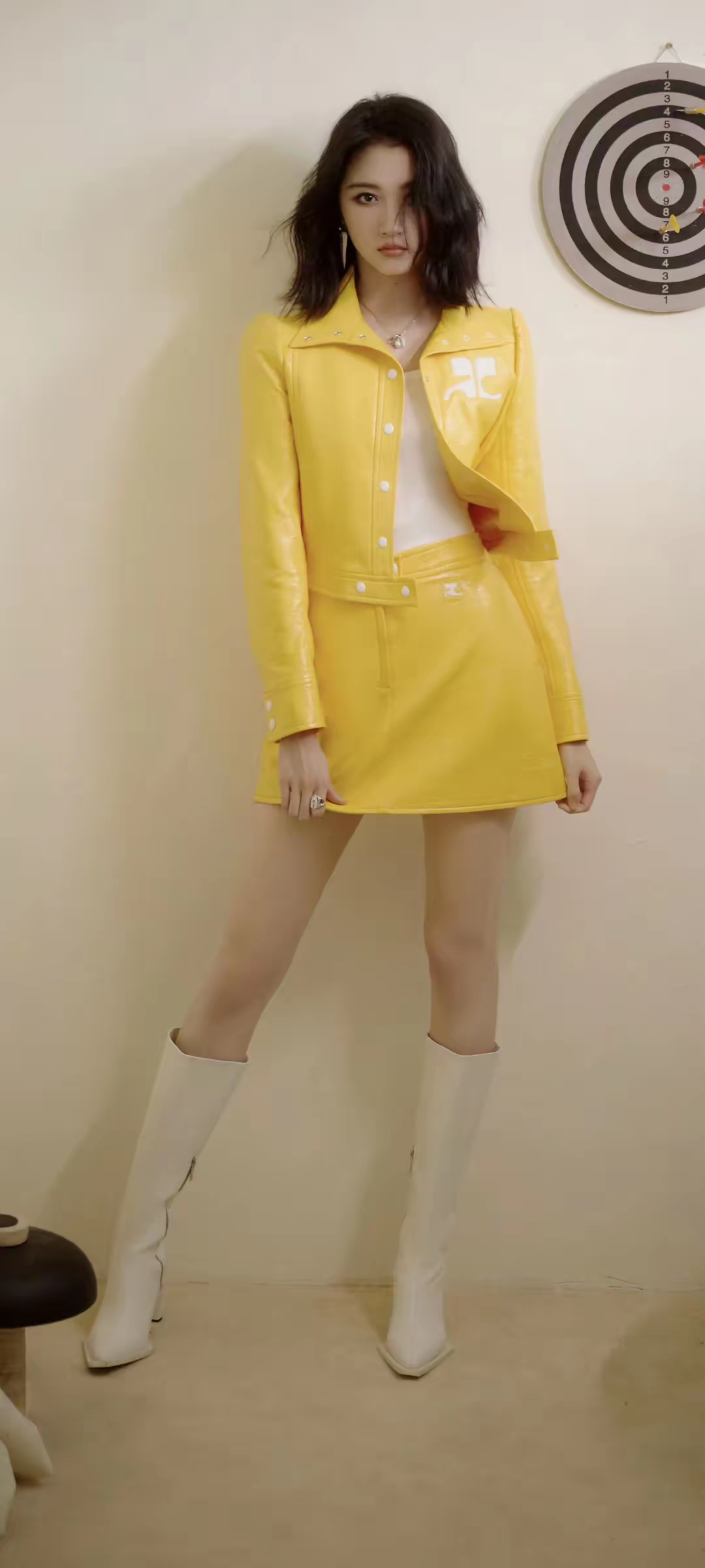 关晓彤黄色短裙写真插图5