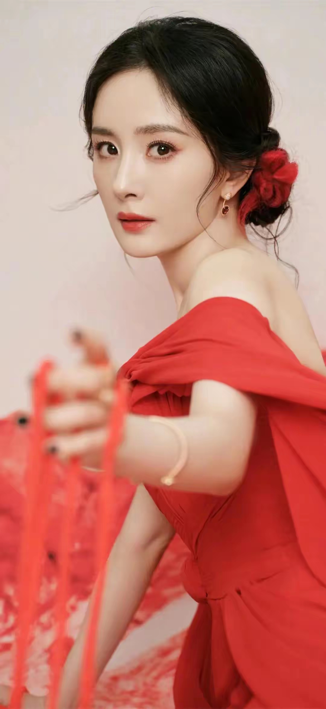 杨幂红裙写真插图7