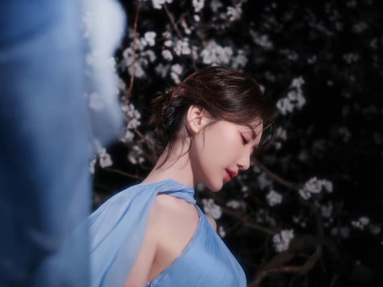 毛晓彤蓝色长裙写真插图3
