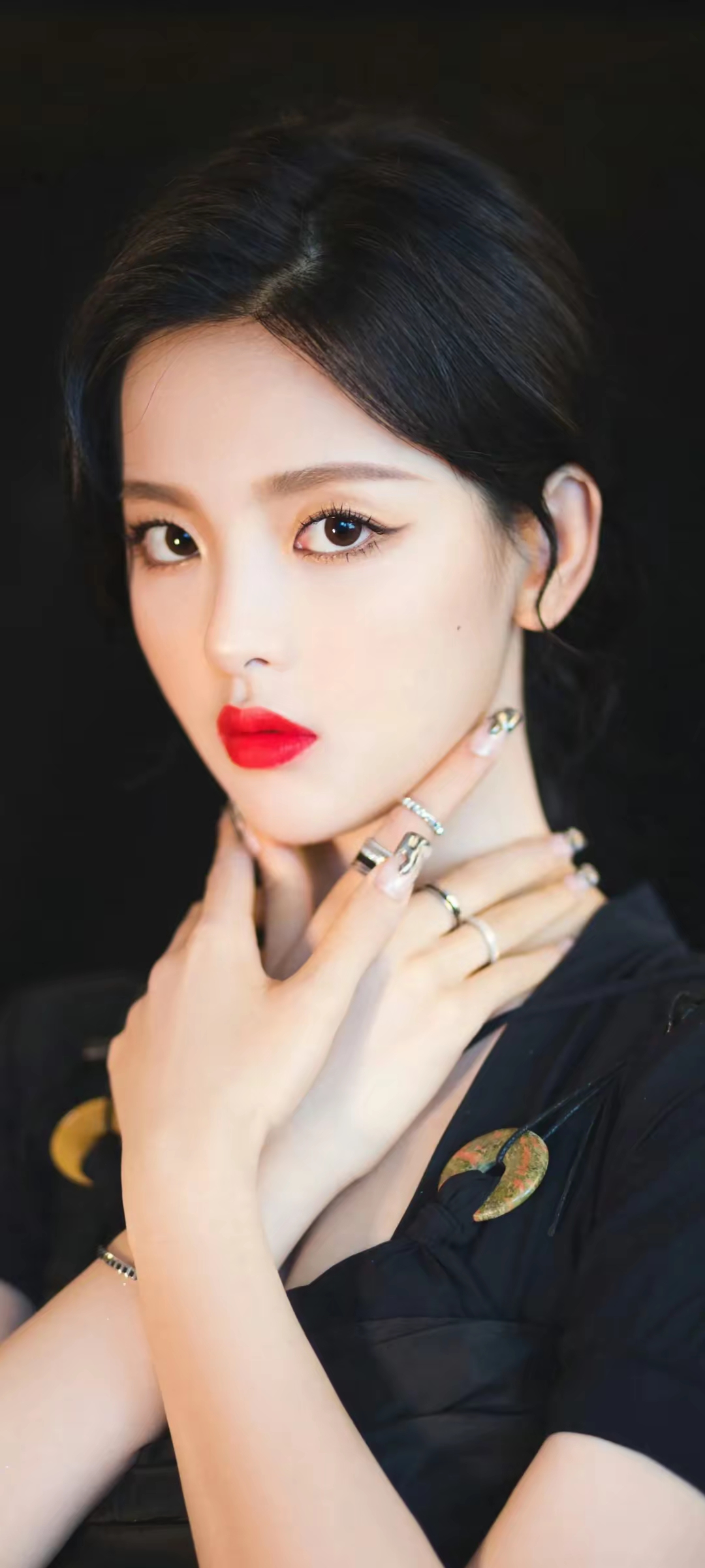 杨超越冷艳写真壁纸插图2