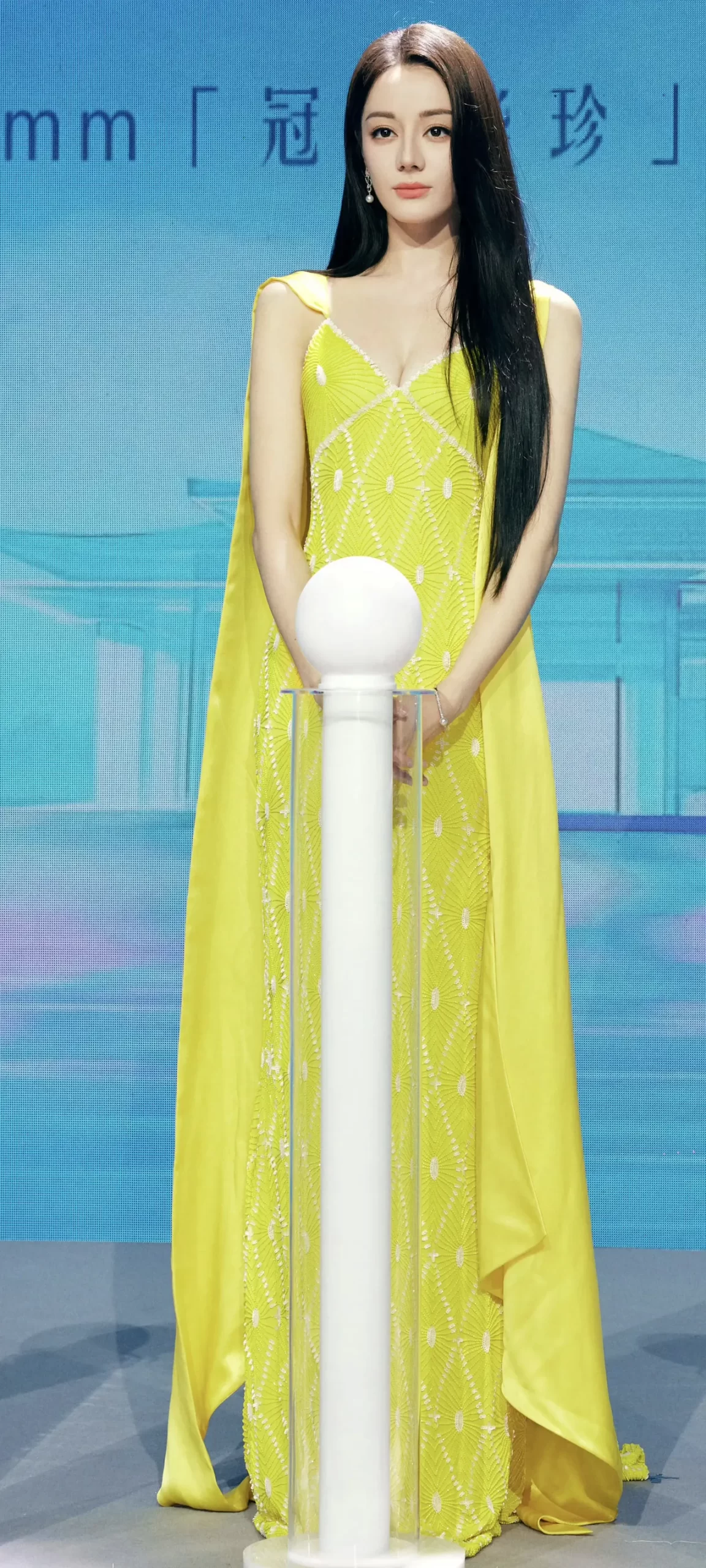 迪丽热巴黄色长裙写真插图12