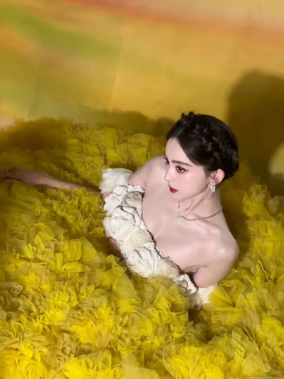 古力娜扎微博之夜红毯写真插图