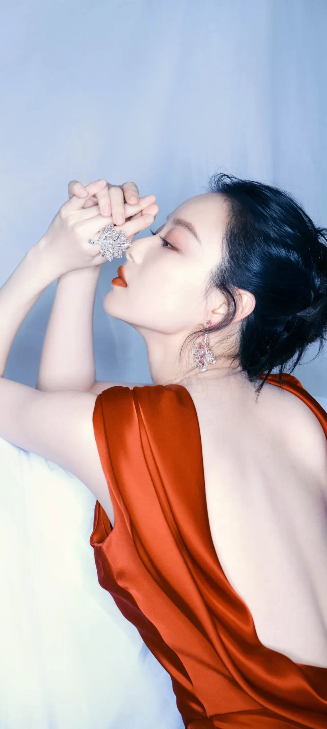 倪妮红裙美背写真插图7