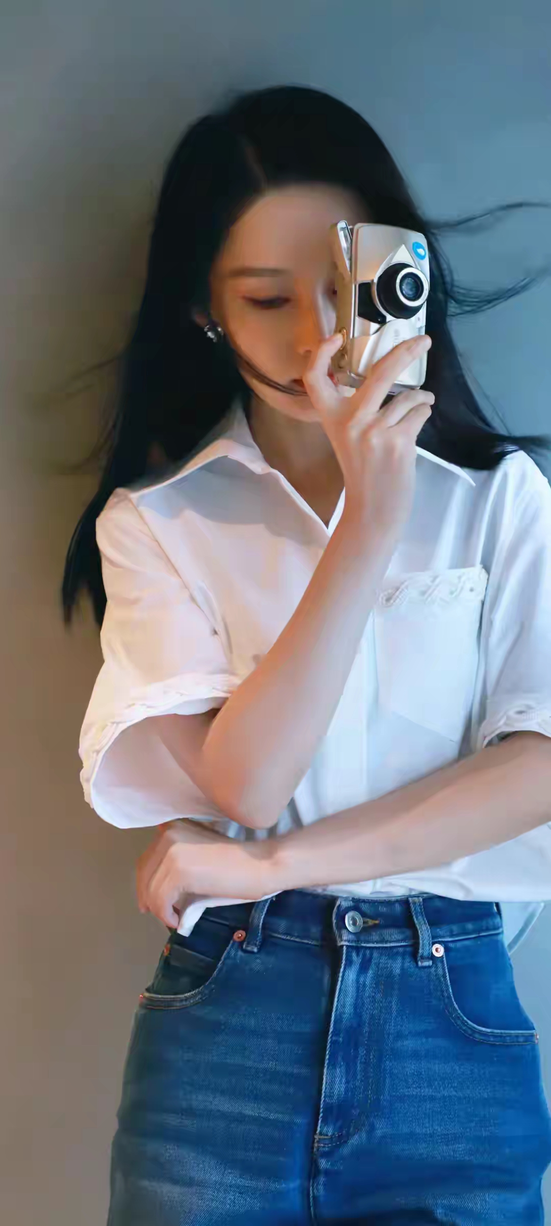 李沁白衬衣牛仔短裤写真插图7
