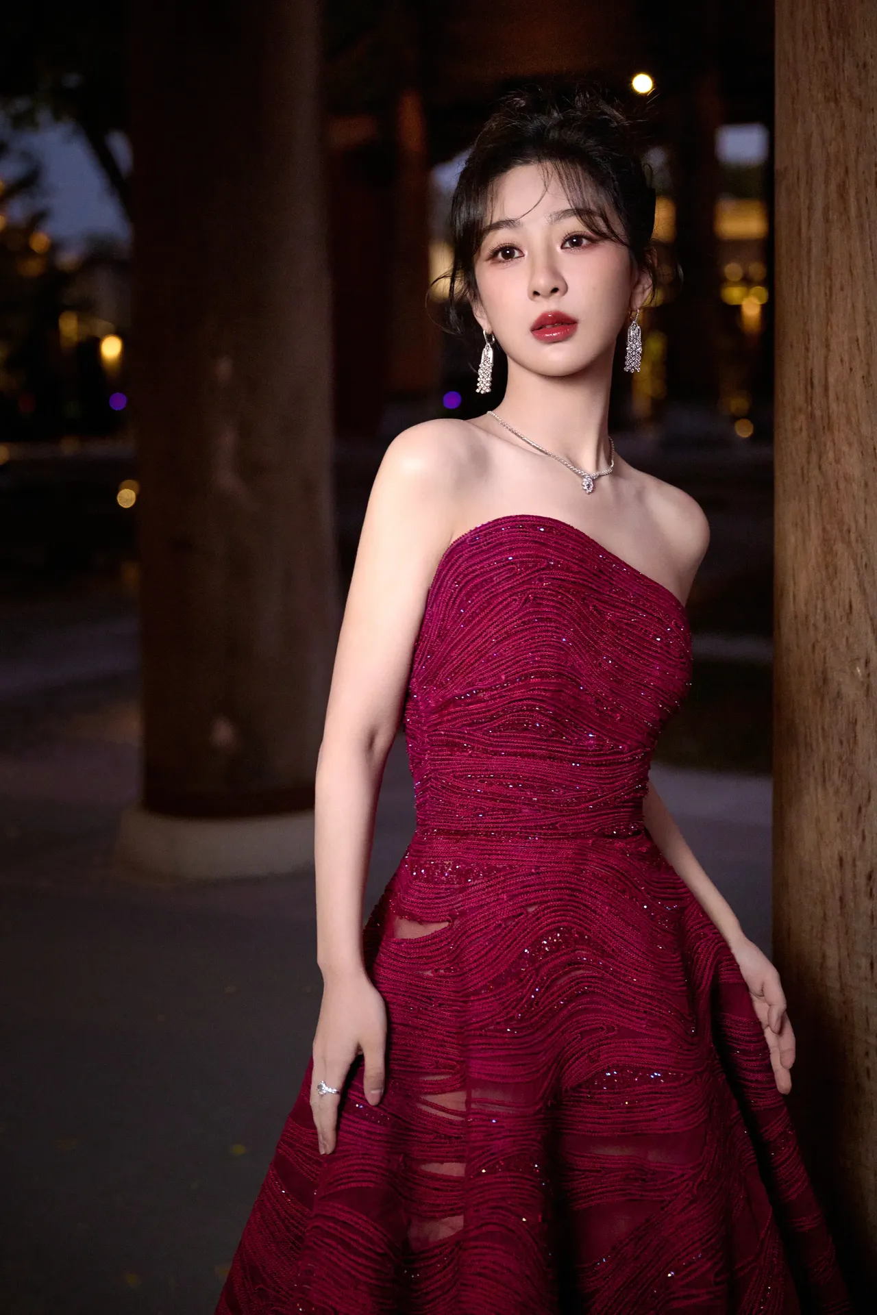 杨紫红裙写真插图1