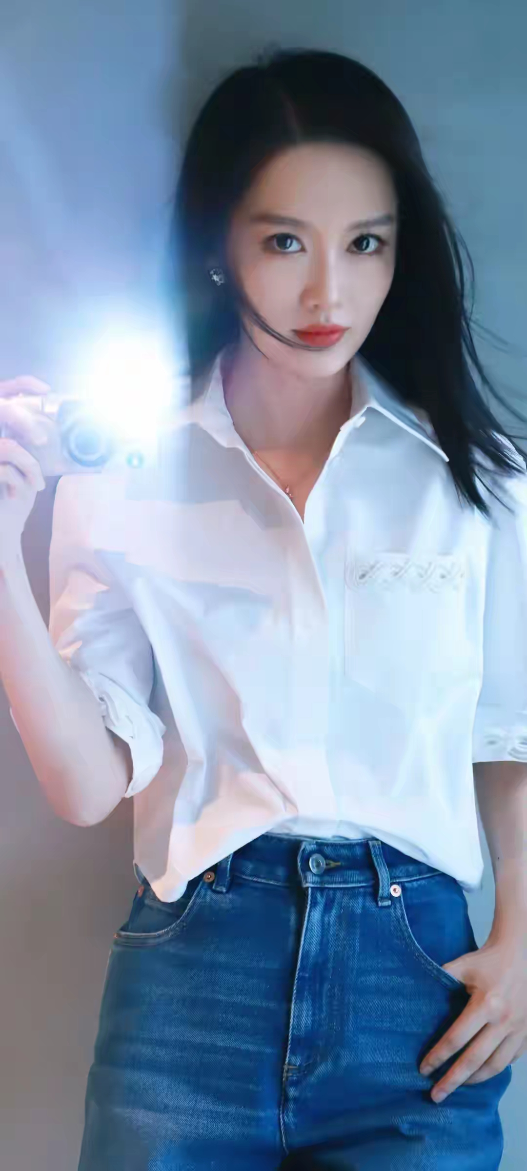 李沁白衬衣牛仔短裤写真插图1