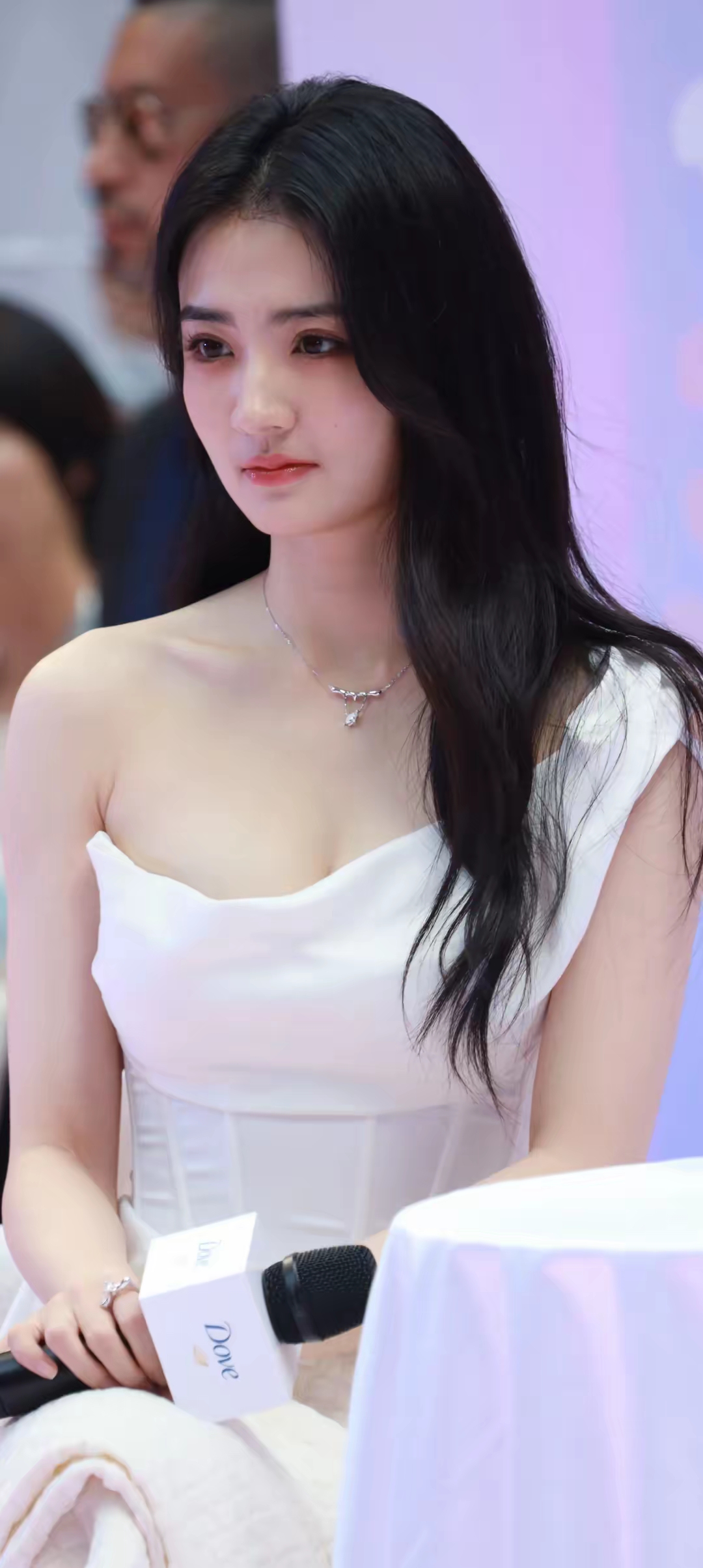 徐璐白裙写真壁纸插图