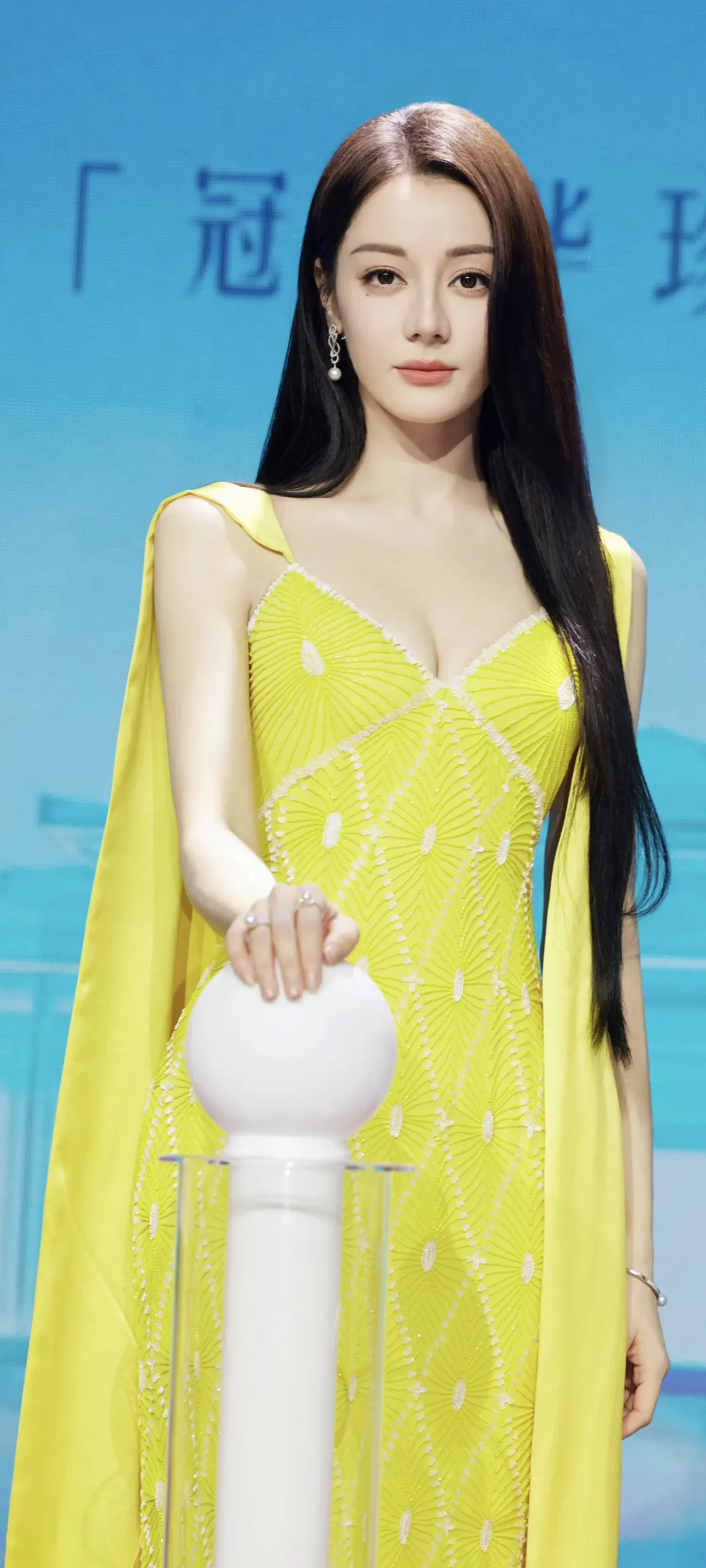 迪丽热巴黄色长裙写真插图10