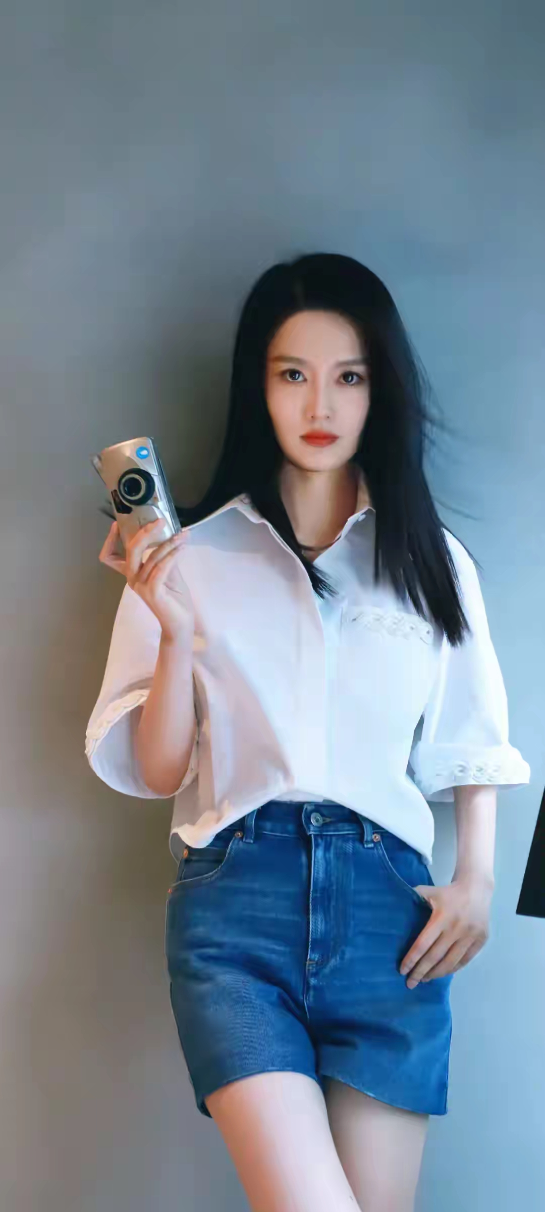 李沁白衬衣牛仔短裤写真插图6
