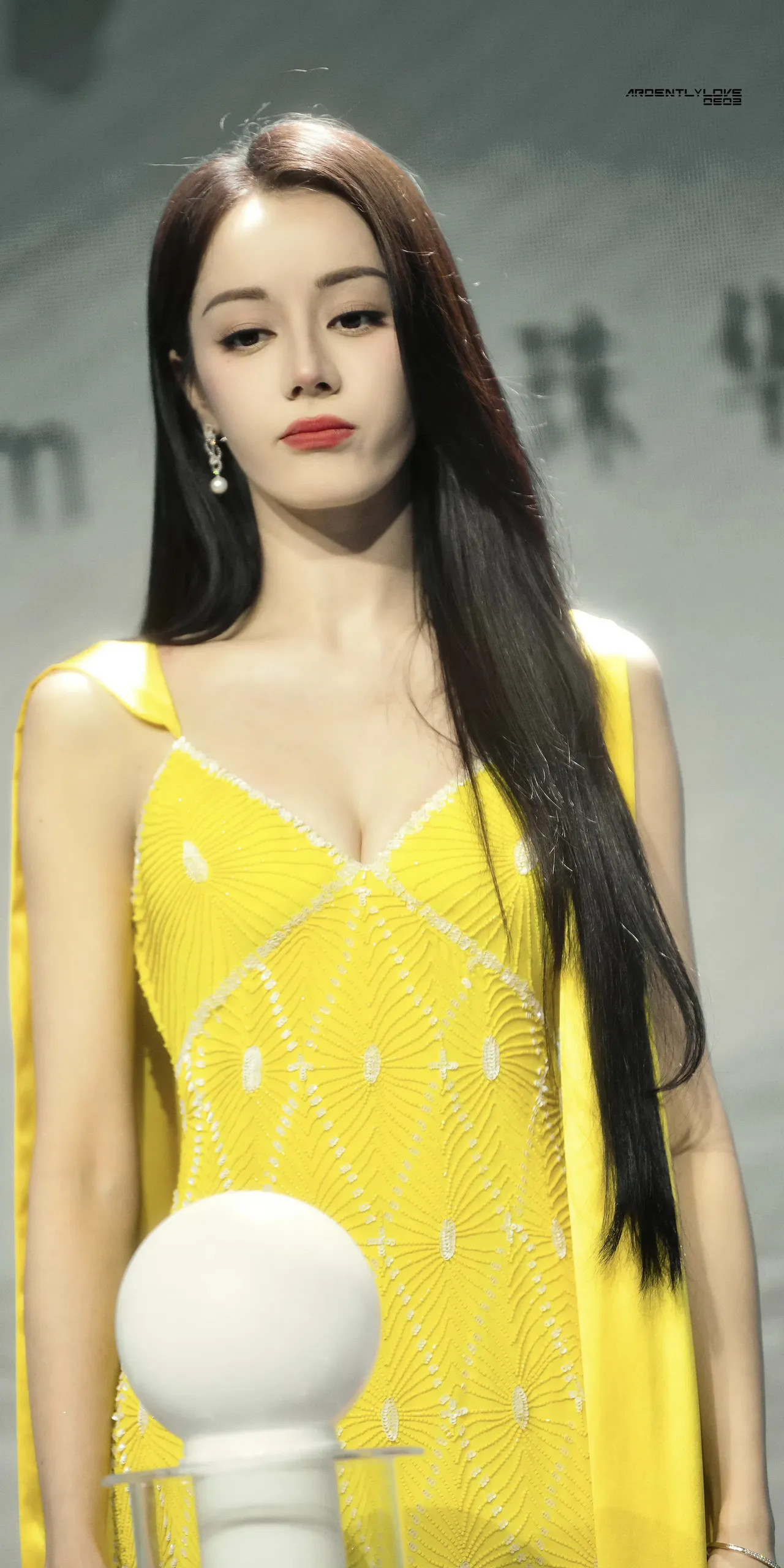 迪丽热巴黄色长裙写真插图4