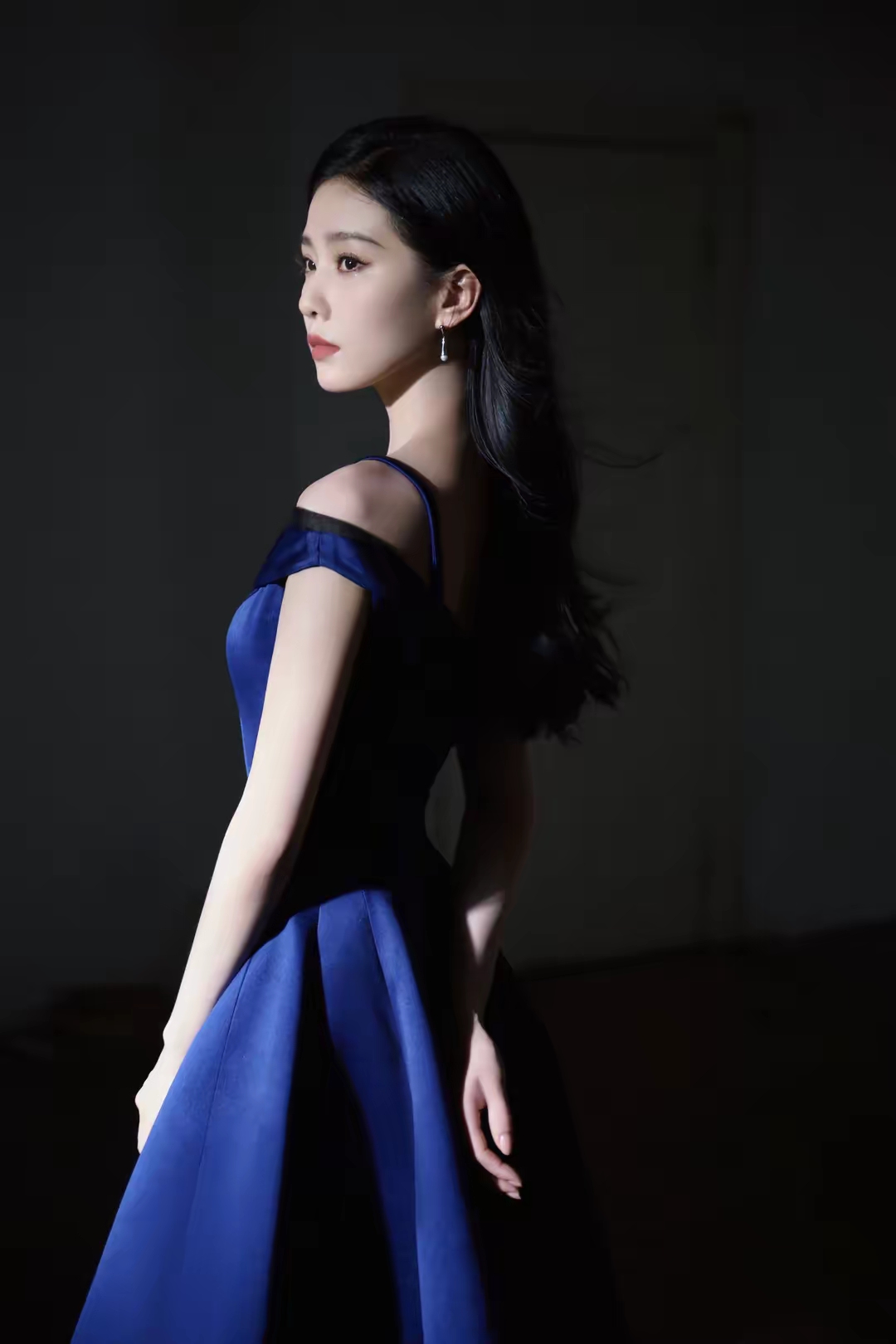 刘诗诗蓝裙写真插图5