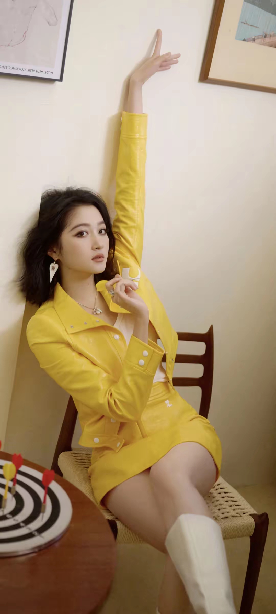关晓彤黄色短裙写真插图3