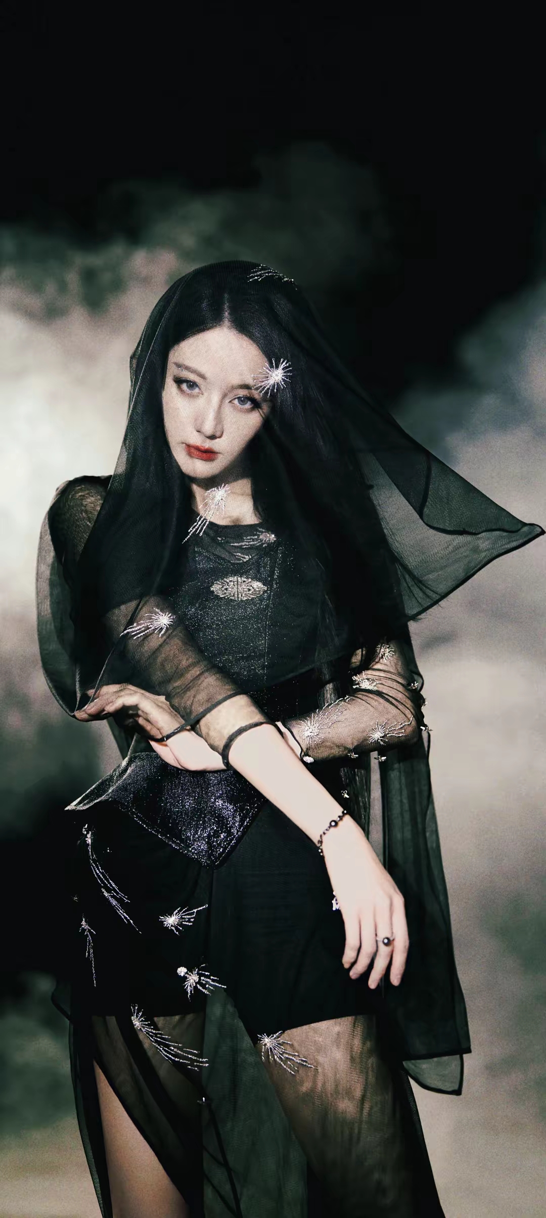 冷艳美人迪丽热巴写真插图5