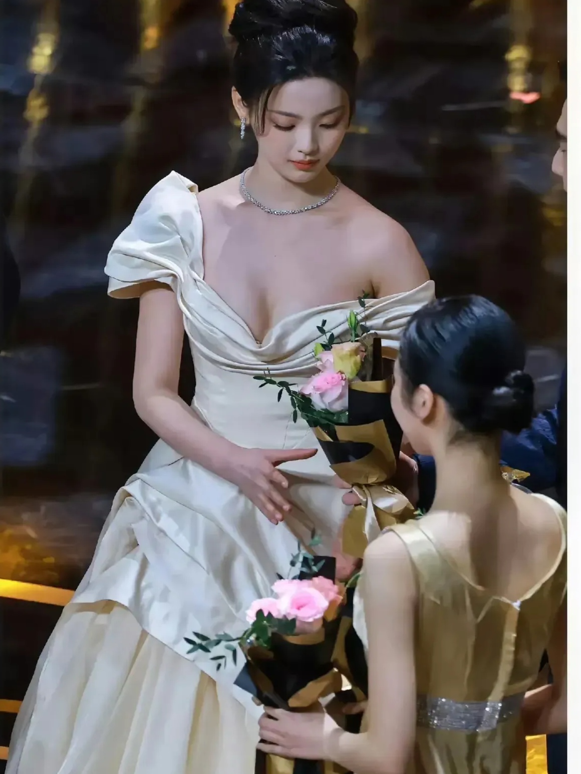 杨超越深v礼服写真插图8