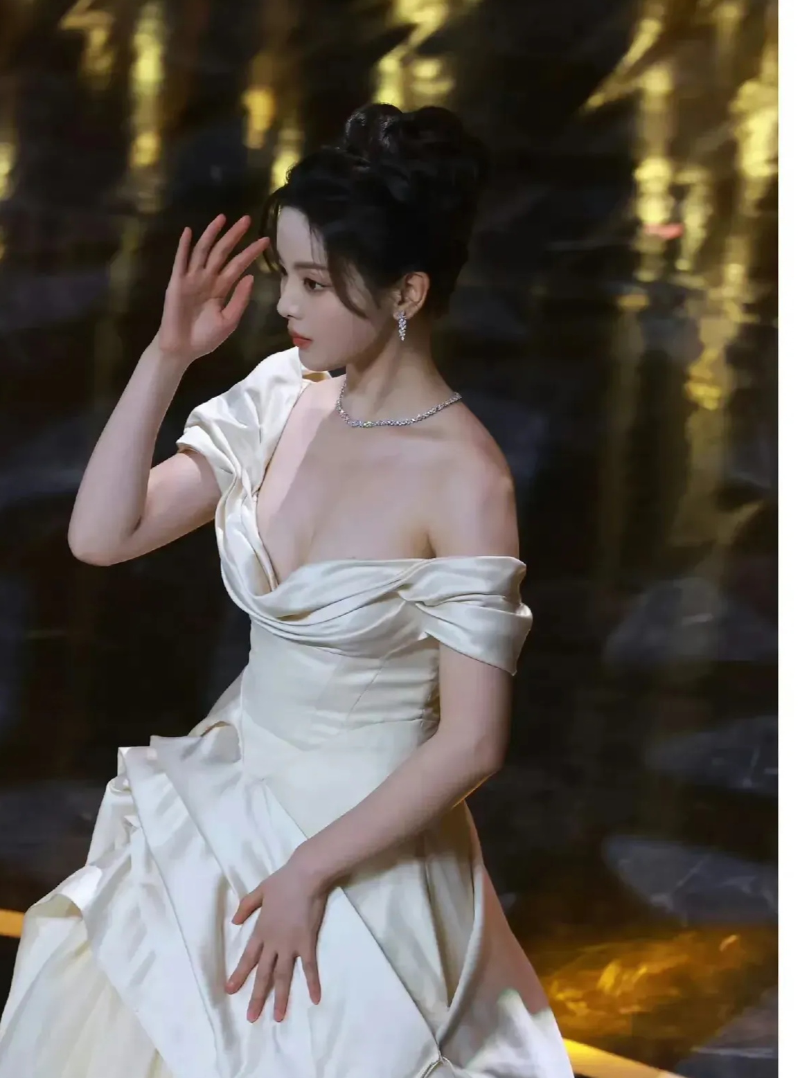 杨超越深v礼服写真插图5