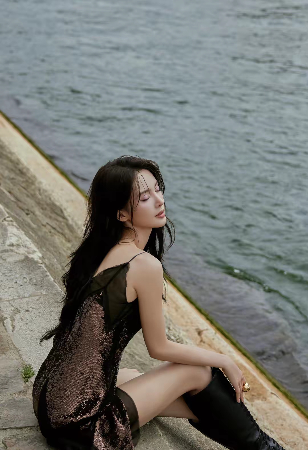 优雅迷人的金晨街头写真插图3