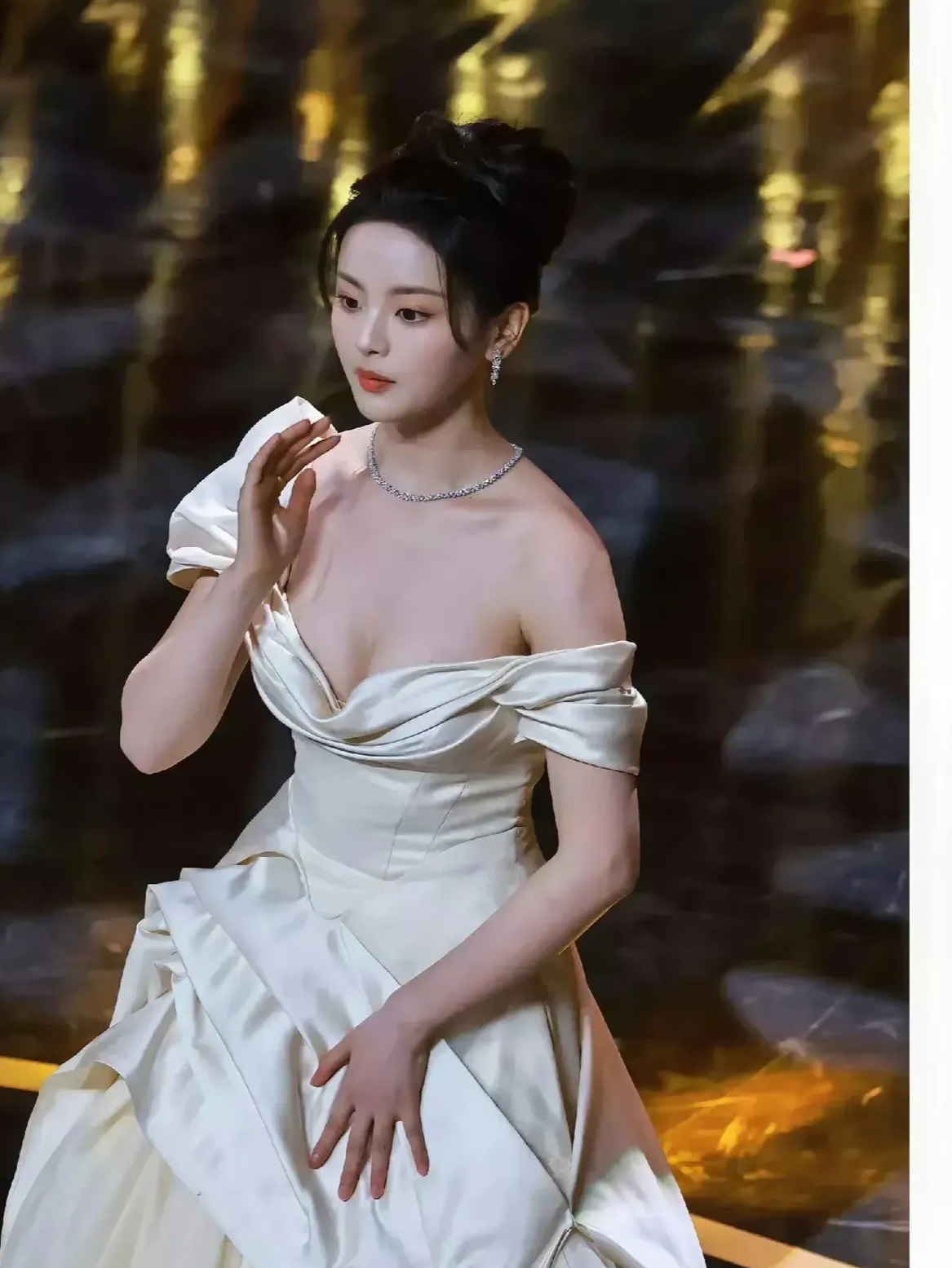 杨超越深v礼服写真插图6