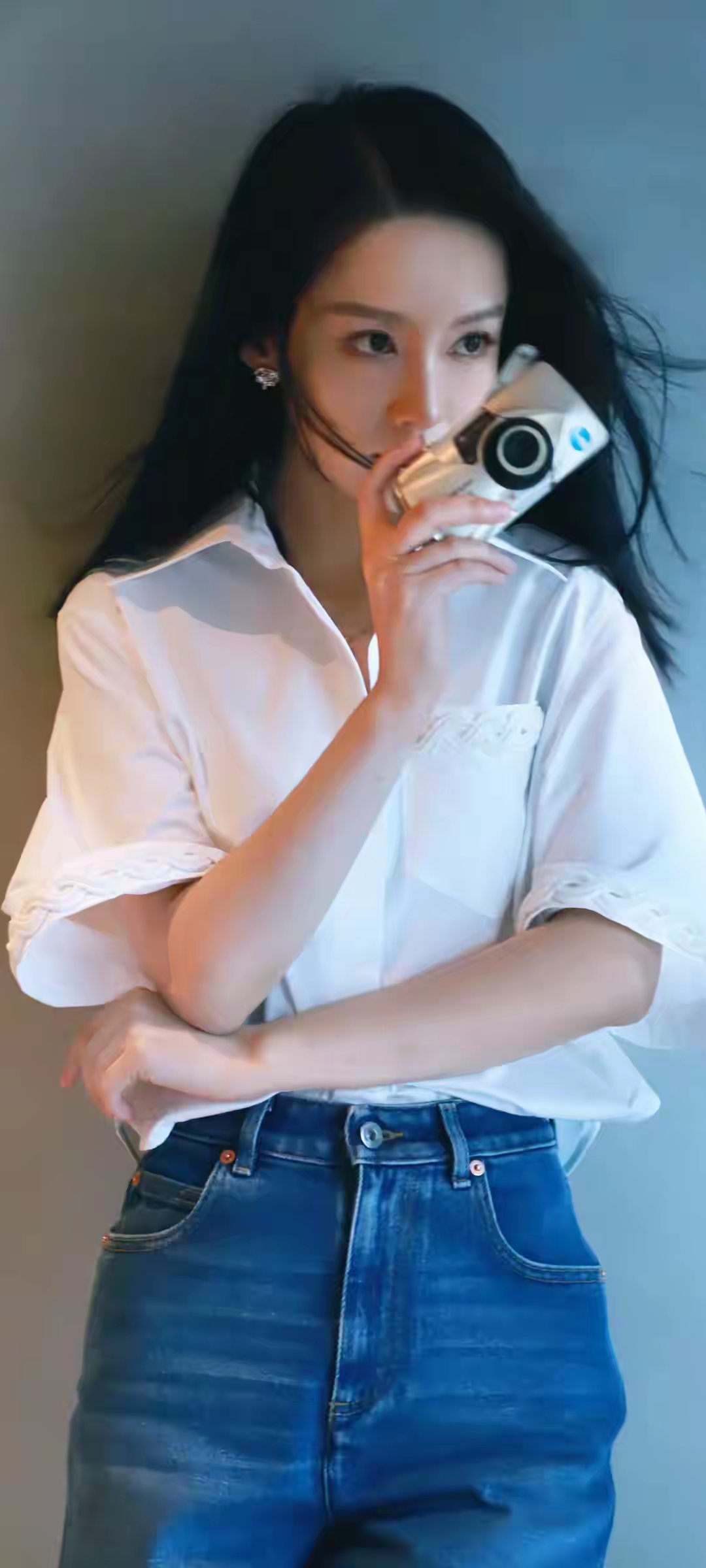 李沁白衬衣牛仔短裤写真插图5