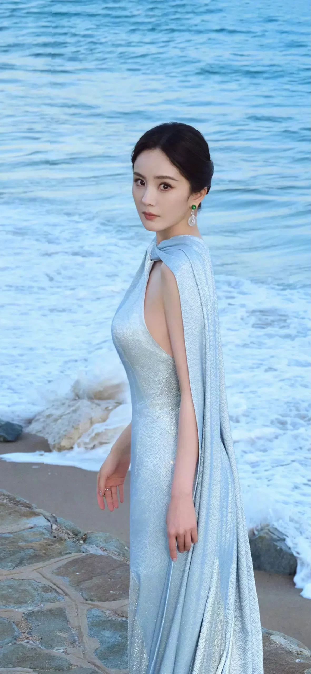 杨幂海边长裙写真插图2
