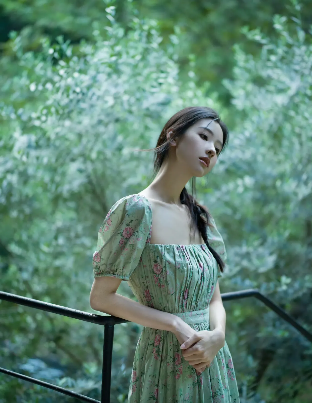森林里的精灵陈都灵写真插图6
