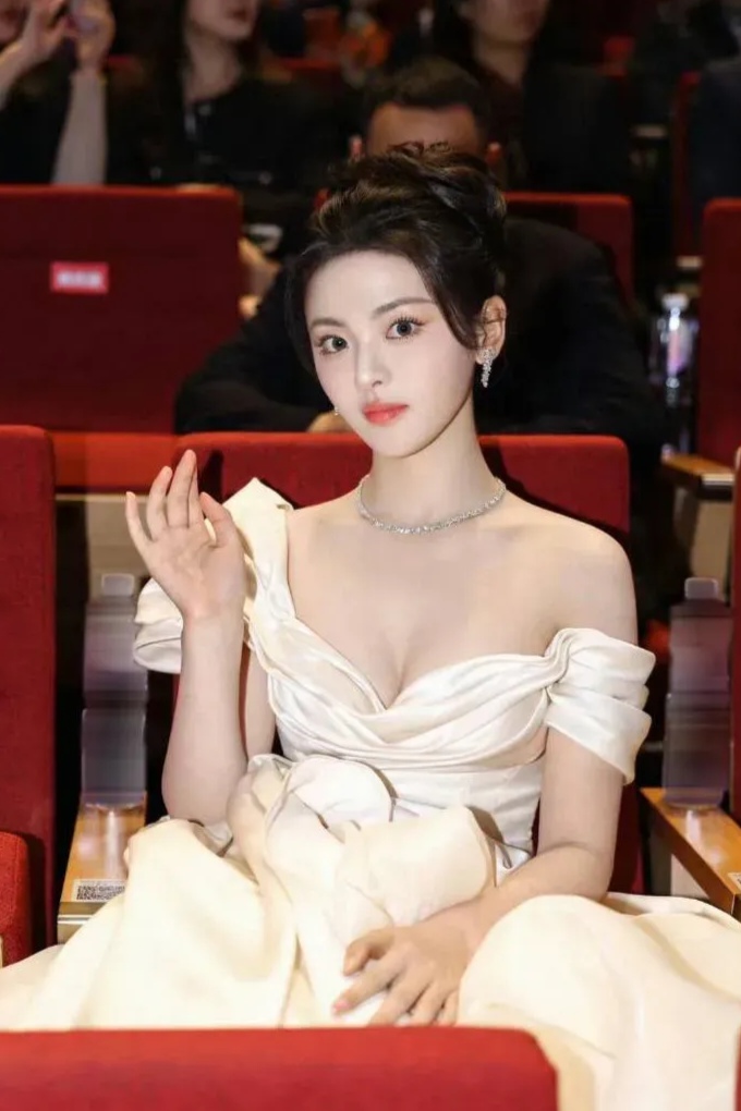 杨超越深v礼服写真插图11