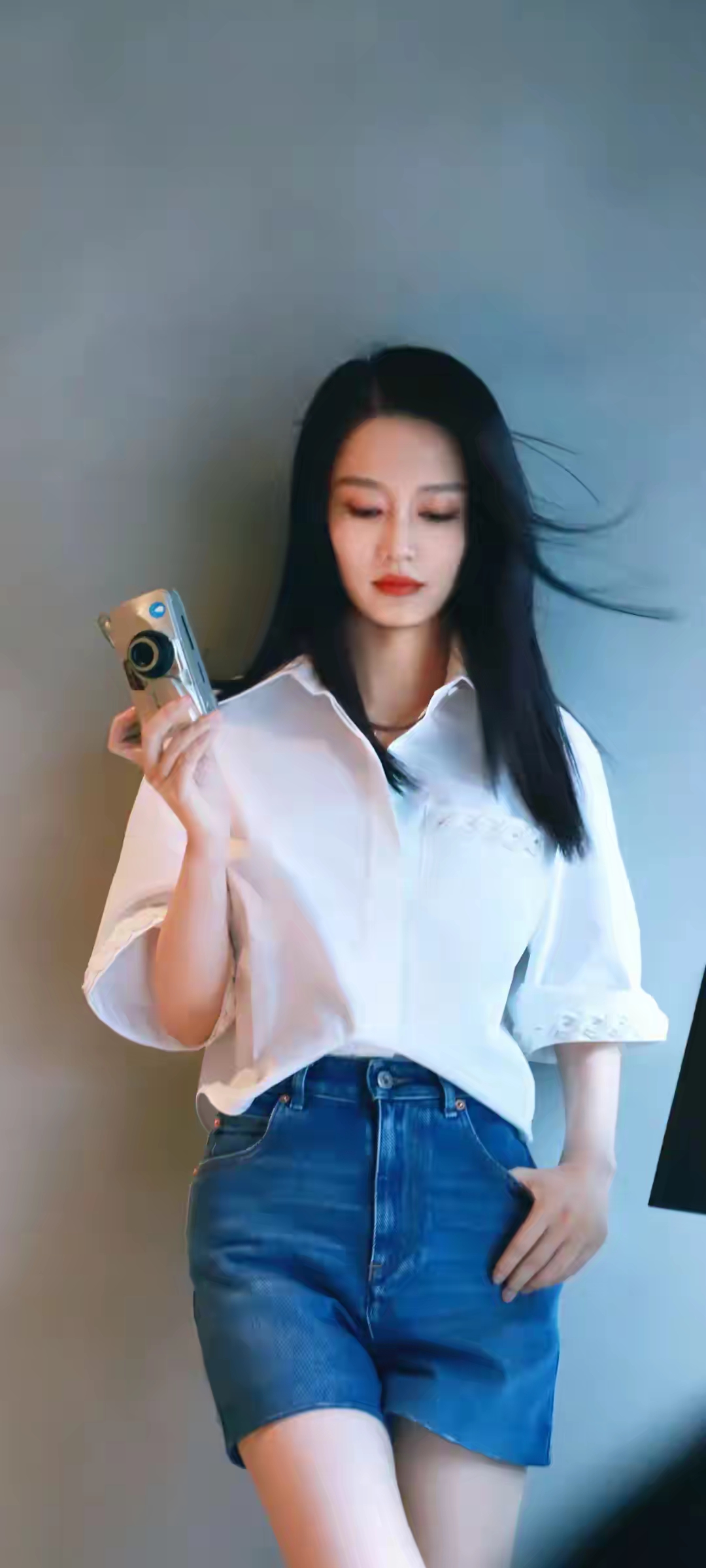 李沁白衬衣牛仔短裤写真插图8