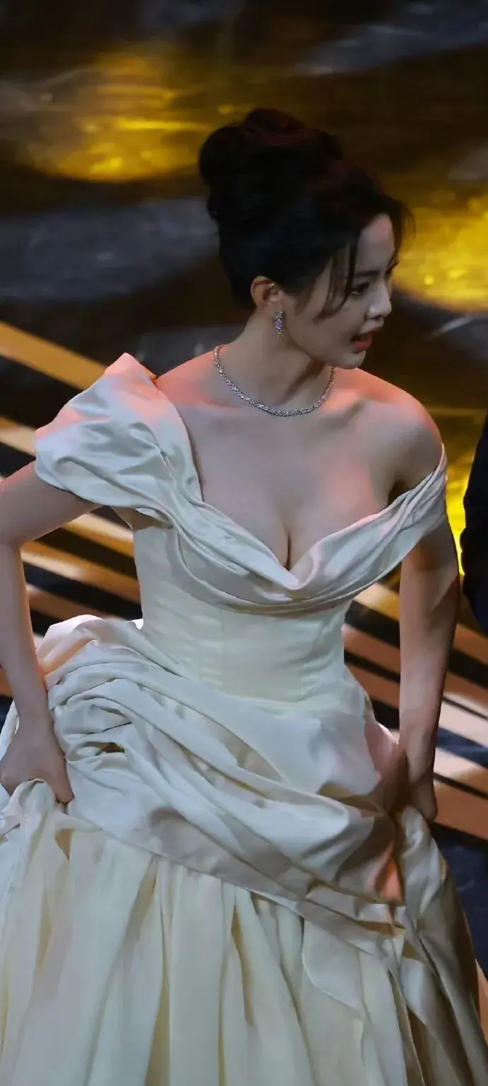 杨超越壁纸插图1