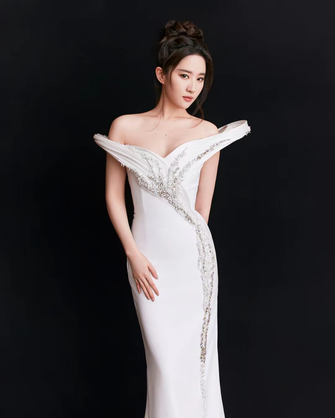 刘亦菲宝格丽高定礼服插图9