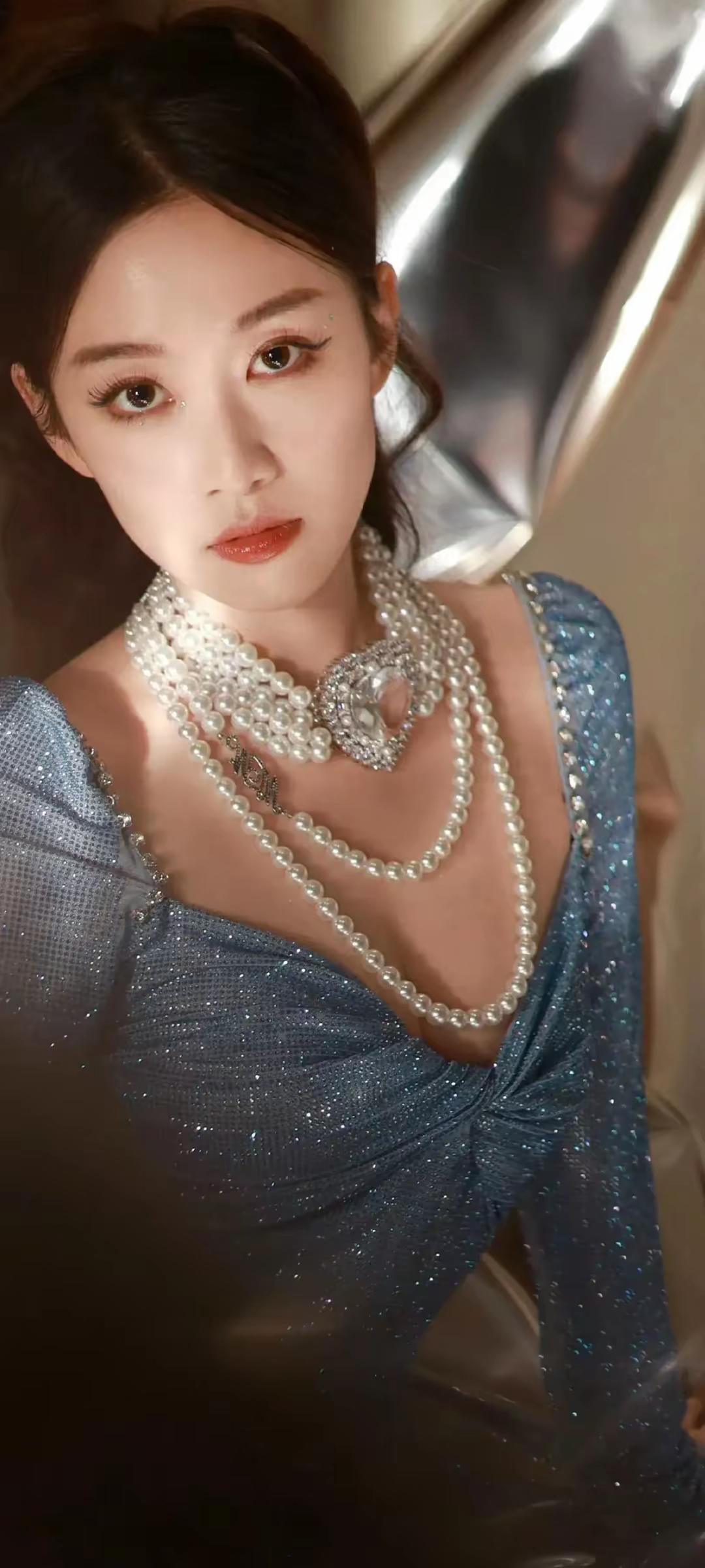 刘美含深v礼服写真插图6