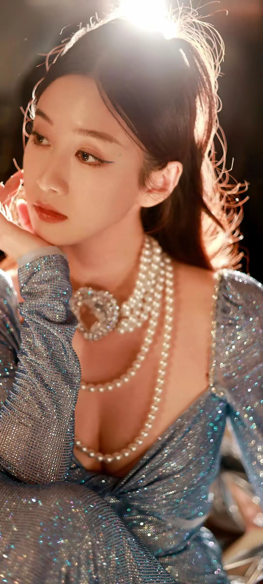 刘美含深v礼服写真插图8