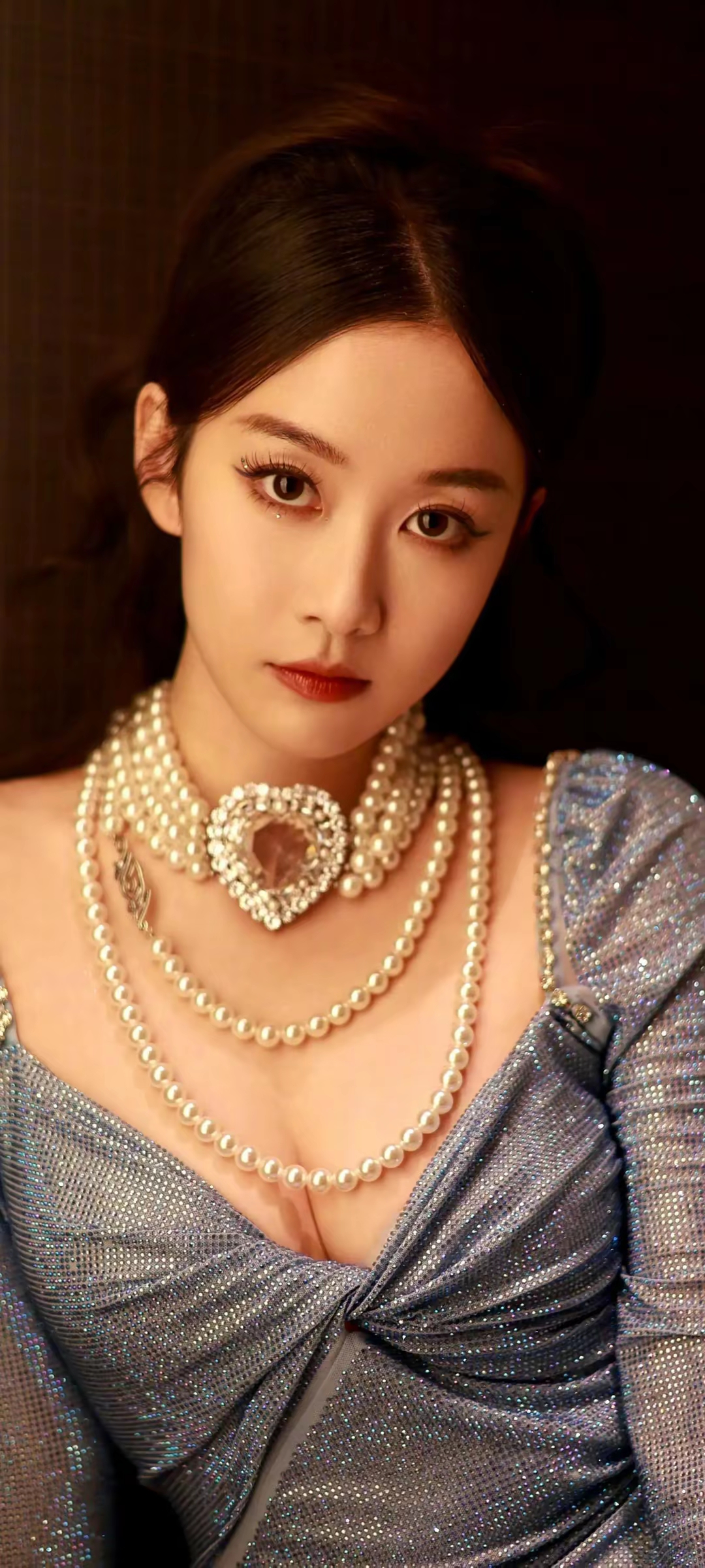 刘美含深v礼服写真插图5