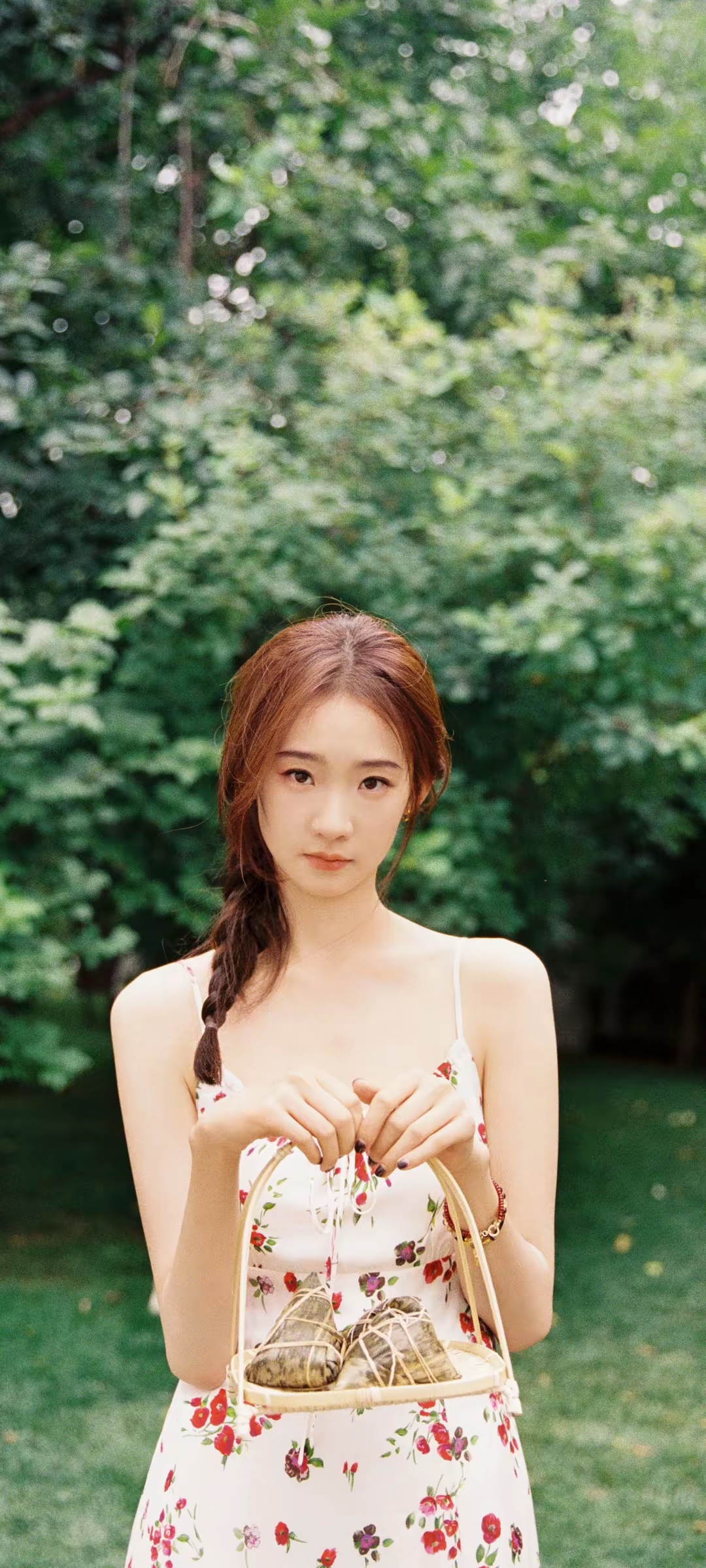 张艺凡碎花裙写真插图4