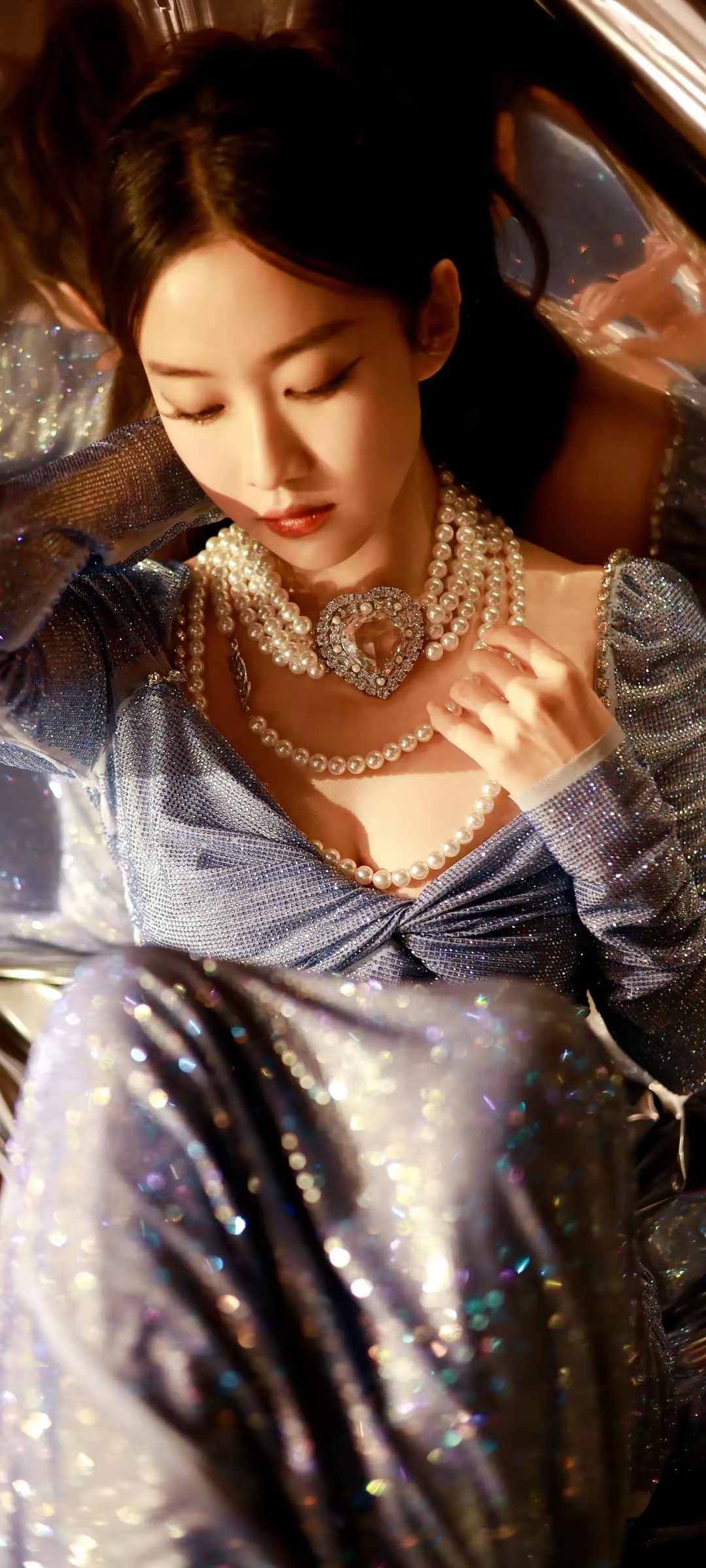 刘美含深v礼服写真插图2