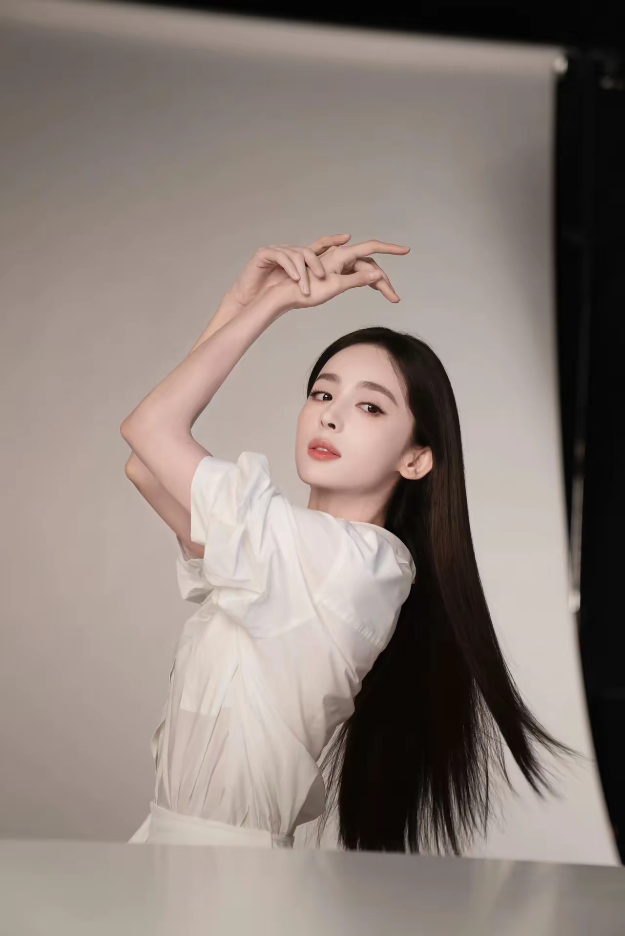 古力娜扎居家慵懒写真插图1