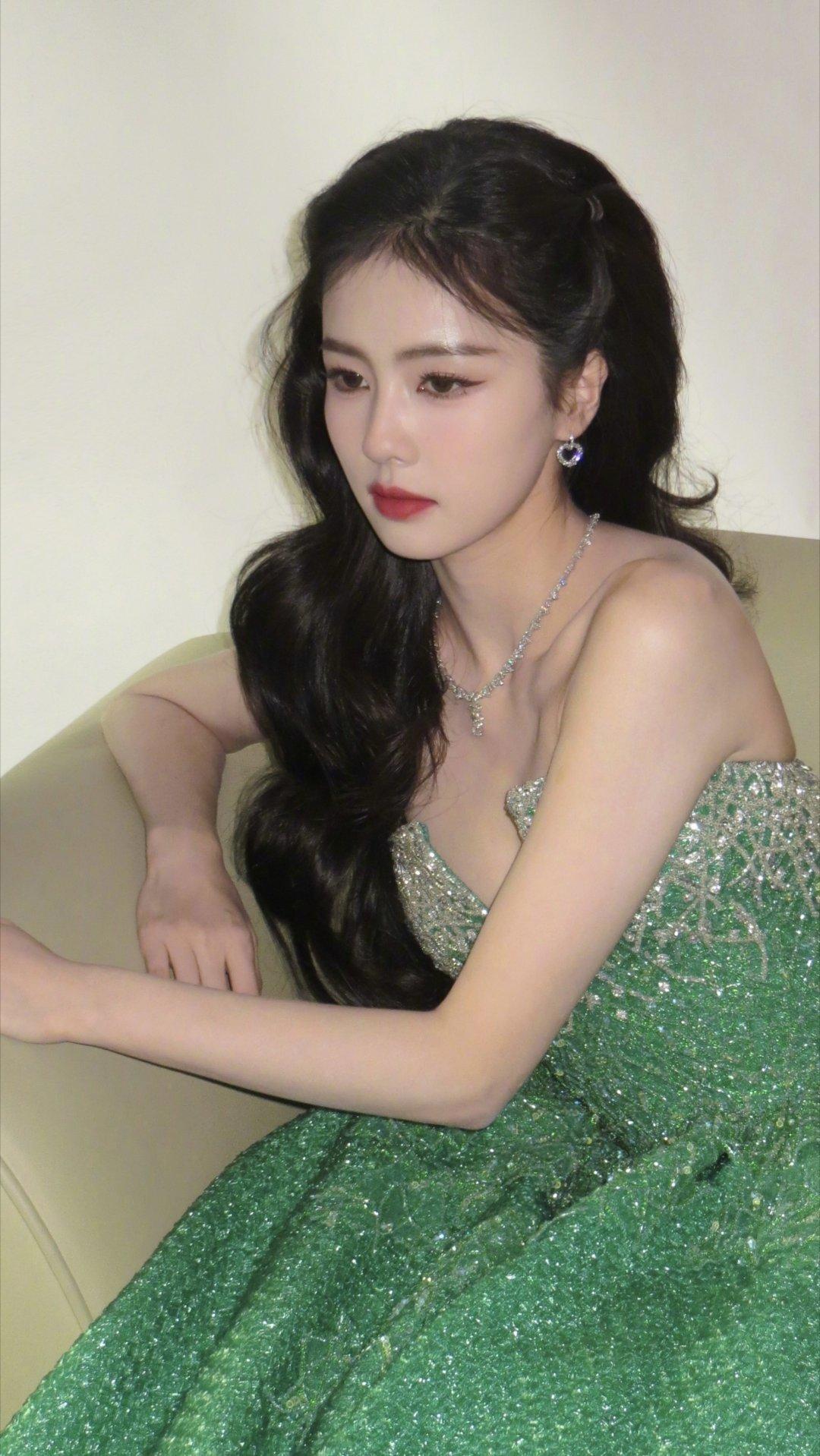 白鹿绿色裙子写真插图6